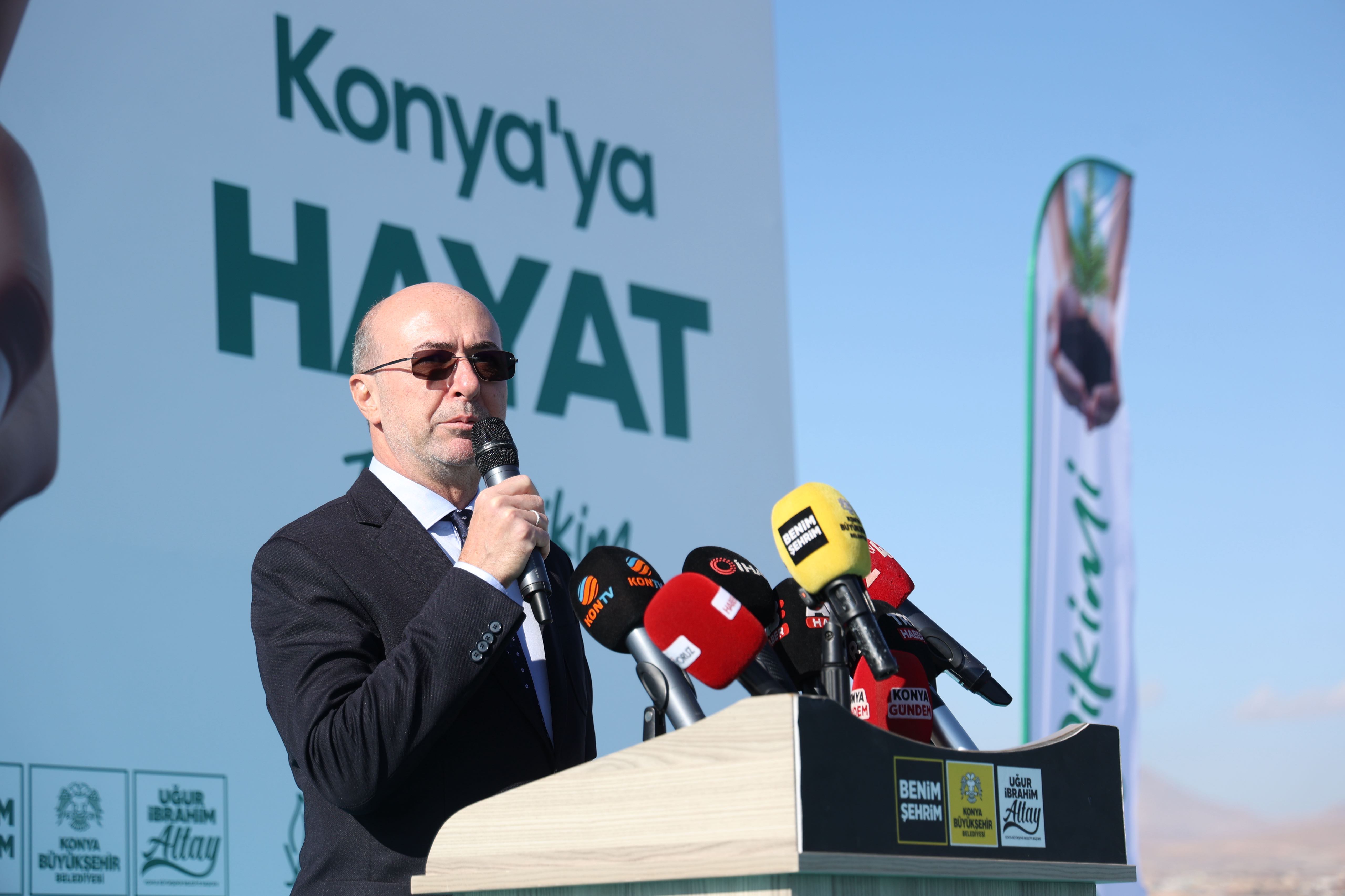 BAŞKAN ALTAY “GELECEĞE NEFES KONYA’YA HAYAT” PROGRAMINDA ÖĞRENCİLERLE FİDAN DİKTİ