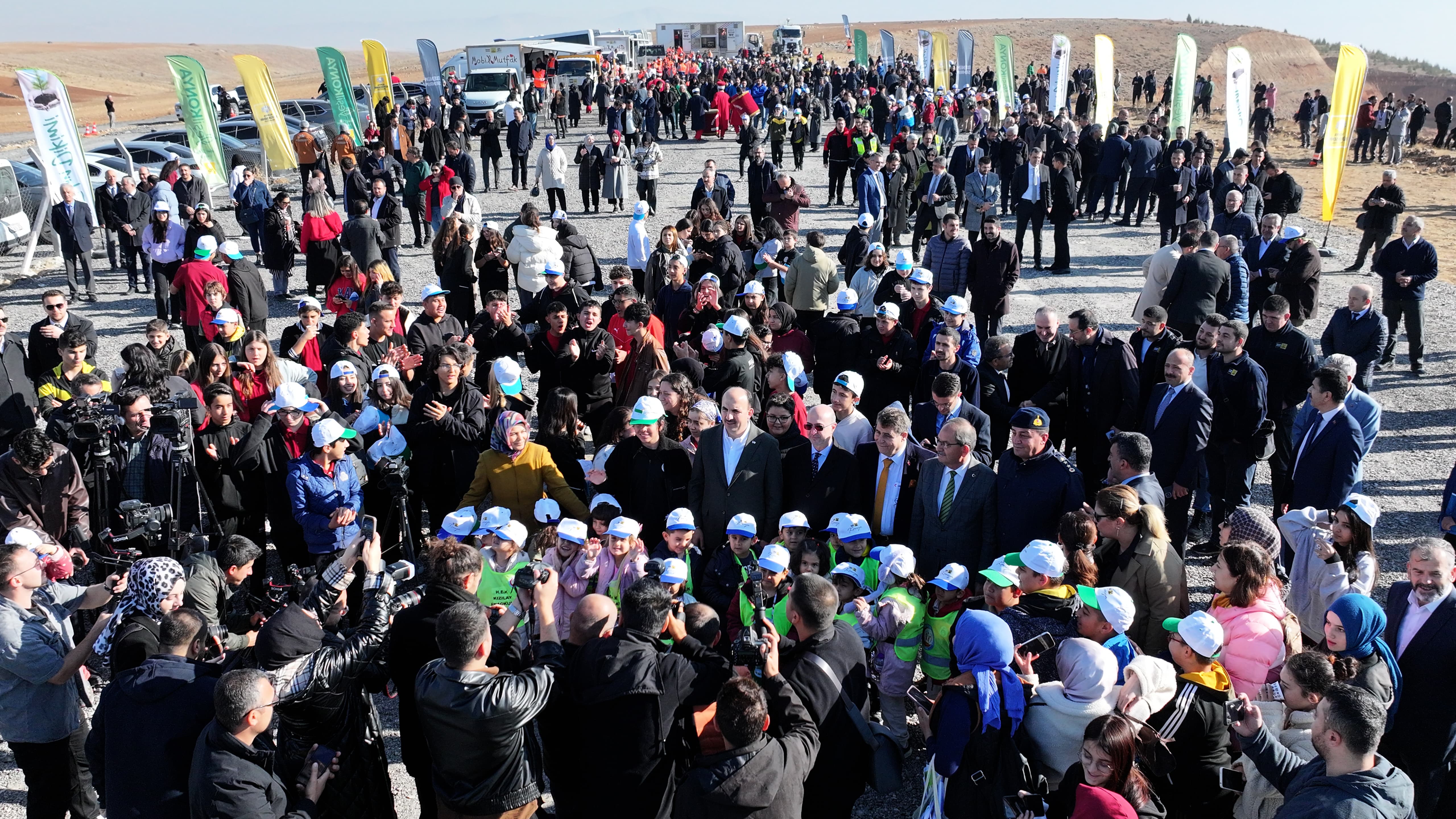 BAŞKAN ALTAY “GELECEĞE NEFES KONYA’YA HAYAT” PROGRAMINDA ÖĞRENCİLERLE FİDAN DİKTİ