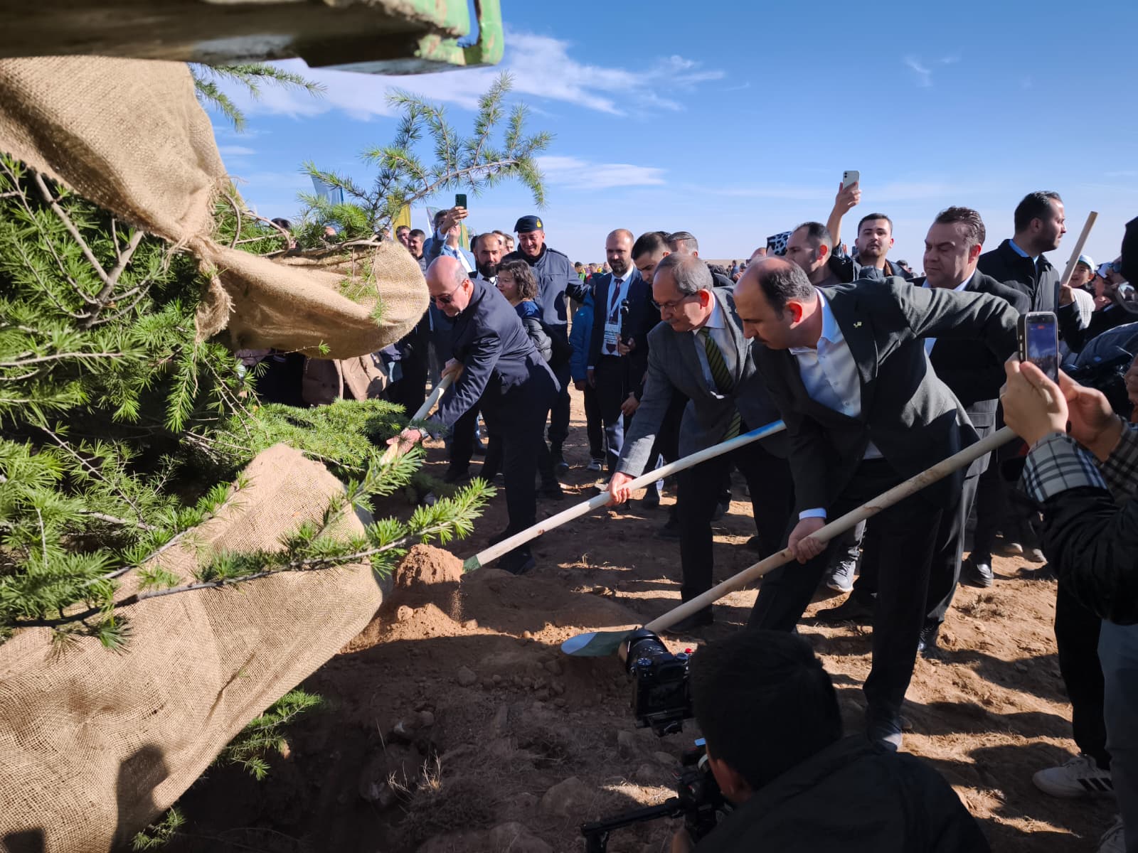 BAŞKAN ALTAY “GELECEĞE NEFES KONYA’YA HAYAT” PROGRAMINDA ÖĞRENCİLERLE FİDAN DİKTİ