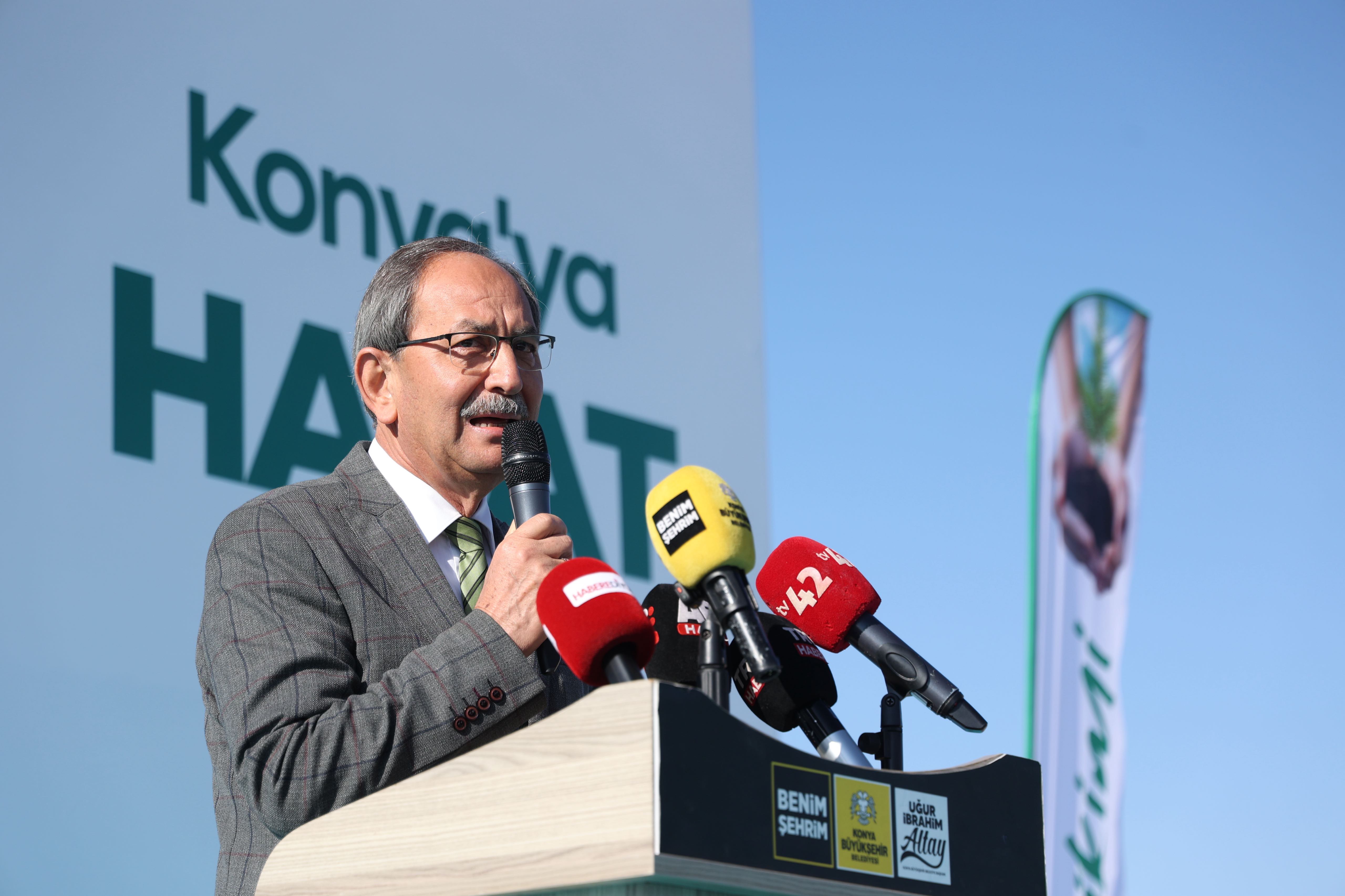 BAŞKAN ALTAY “GELECEĞE NEFES KONYA’YA HAYAT” PROGRAMINDA ÖĞRENCİLERLE FİDAN DİKTİ