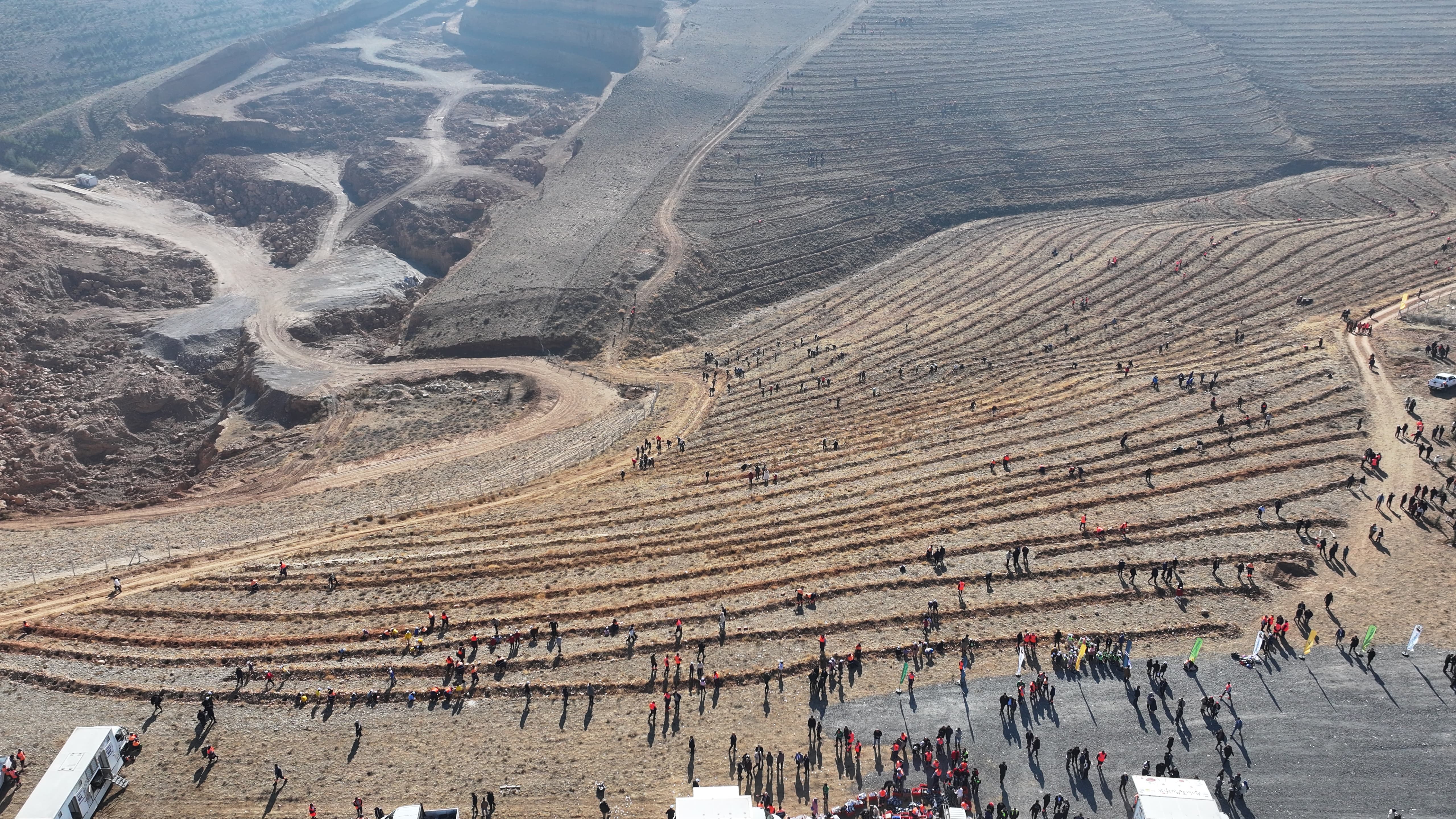 BAŞKAN ALTAY “GELECEĞE NEFES KONYA’YA HAYAT” PROGRAMINDA ÖĞRENCİLERLE FİDAN DİKTİ