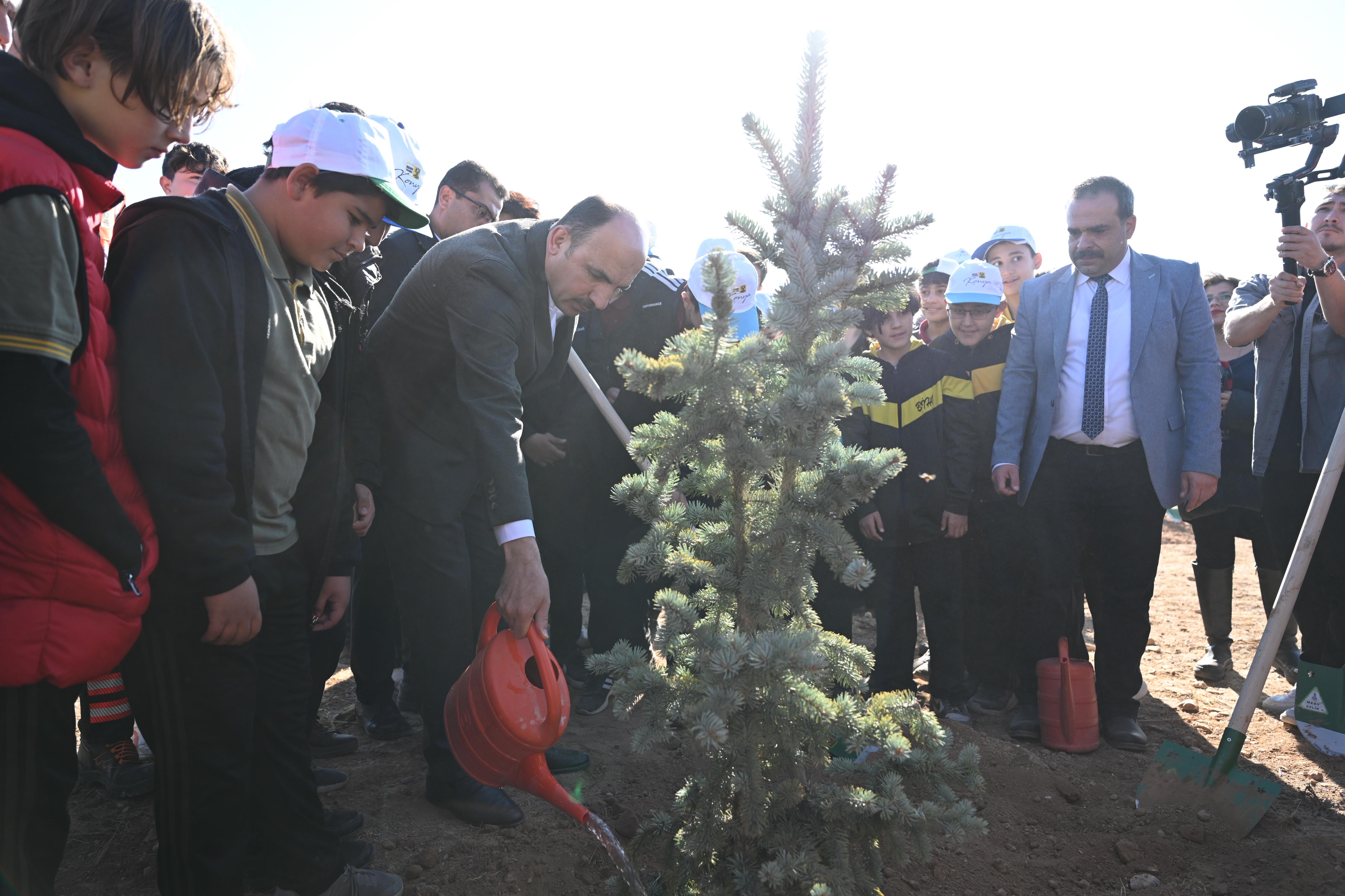 BAŞKAN ALTAY “GELECEĞE NEFES KONYA’YA HAYAT” PROGRAMINDA ÖĞRENCİLERLE FİDAN DİKTİ