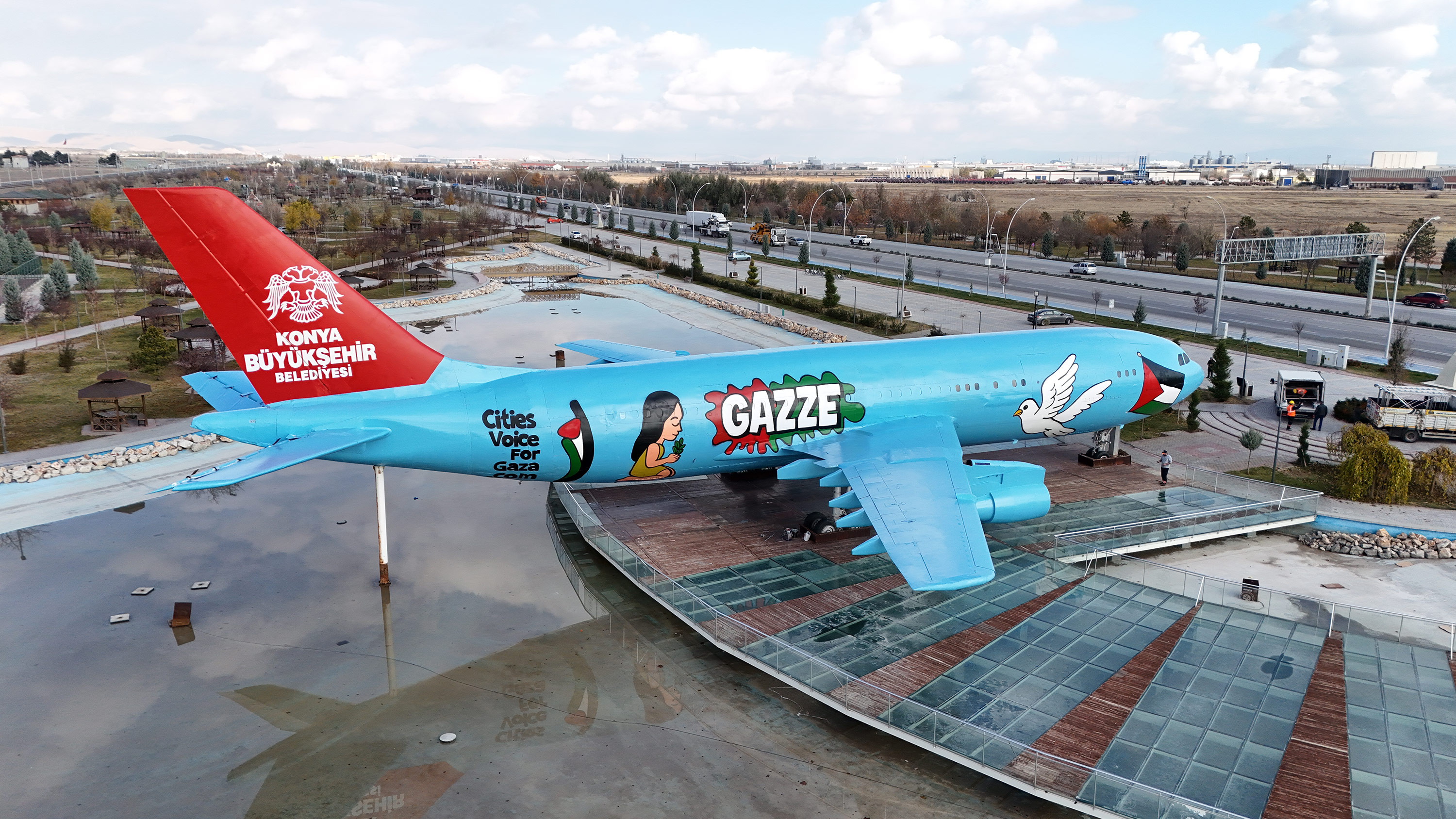 KONYA BÜYÜKŞEHİR, ŞEHRE GELENLERİ “GAZZE” MESAJIYLA KARŞILIYOR