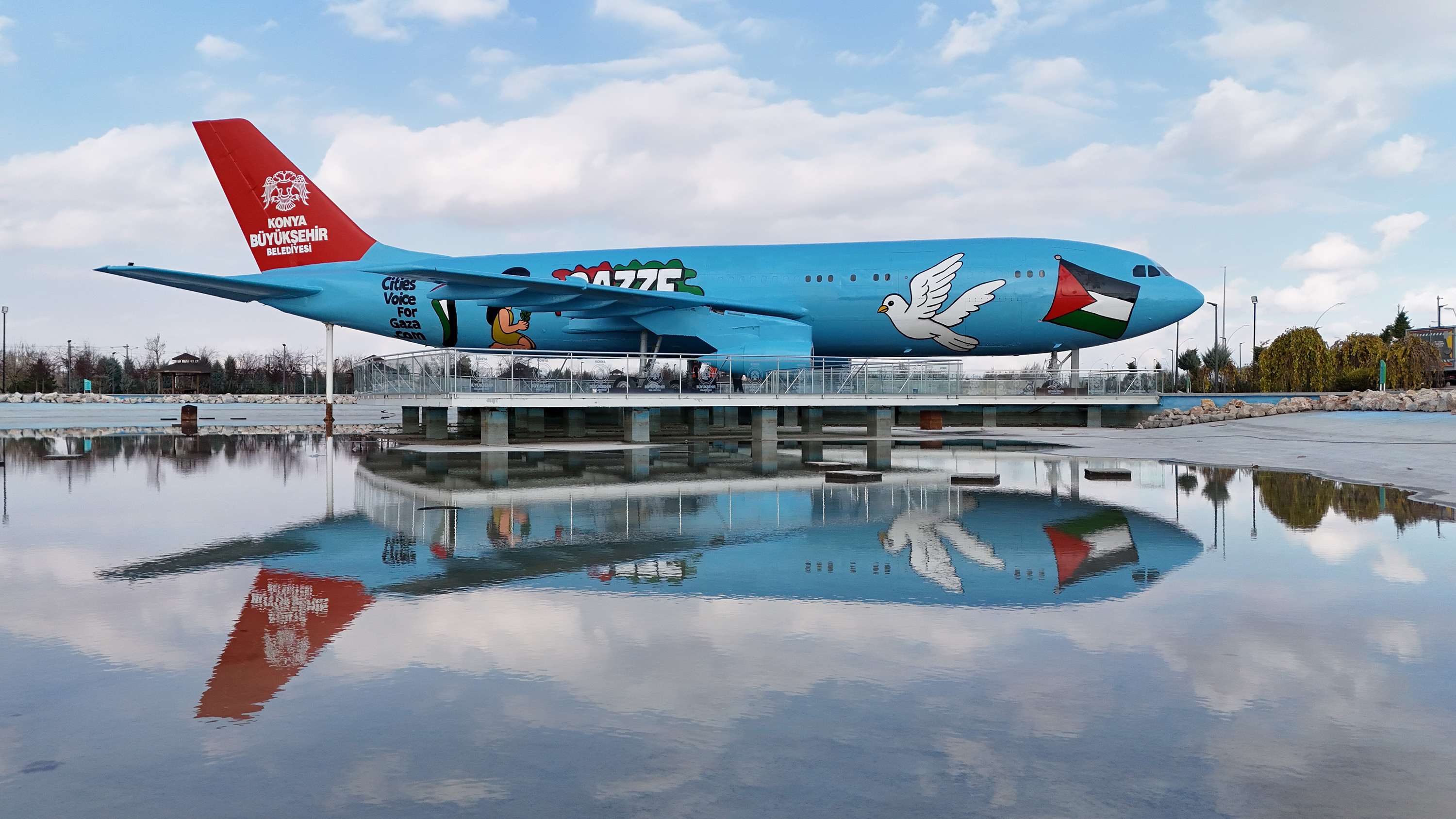 KONYA BÜYÜKŞEHİR, ŞEHRE GELENLERİ “GAZZE” MESAJIYLA KARŞILIYOR