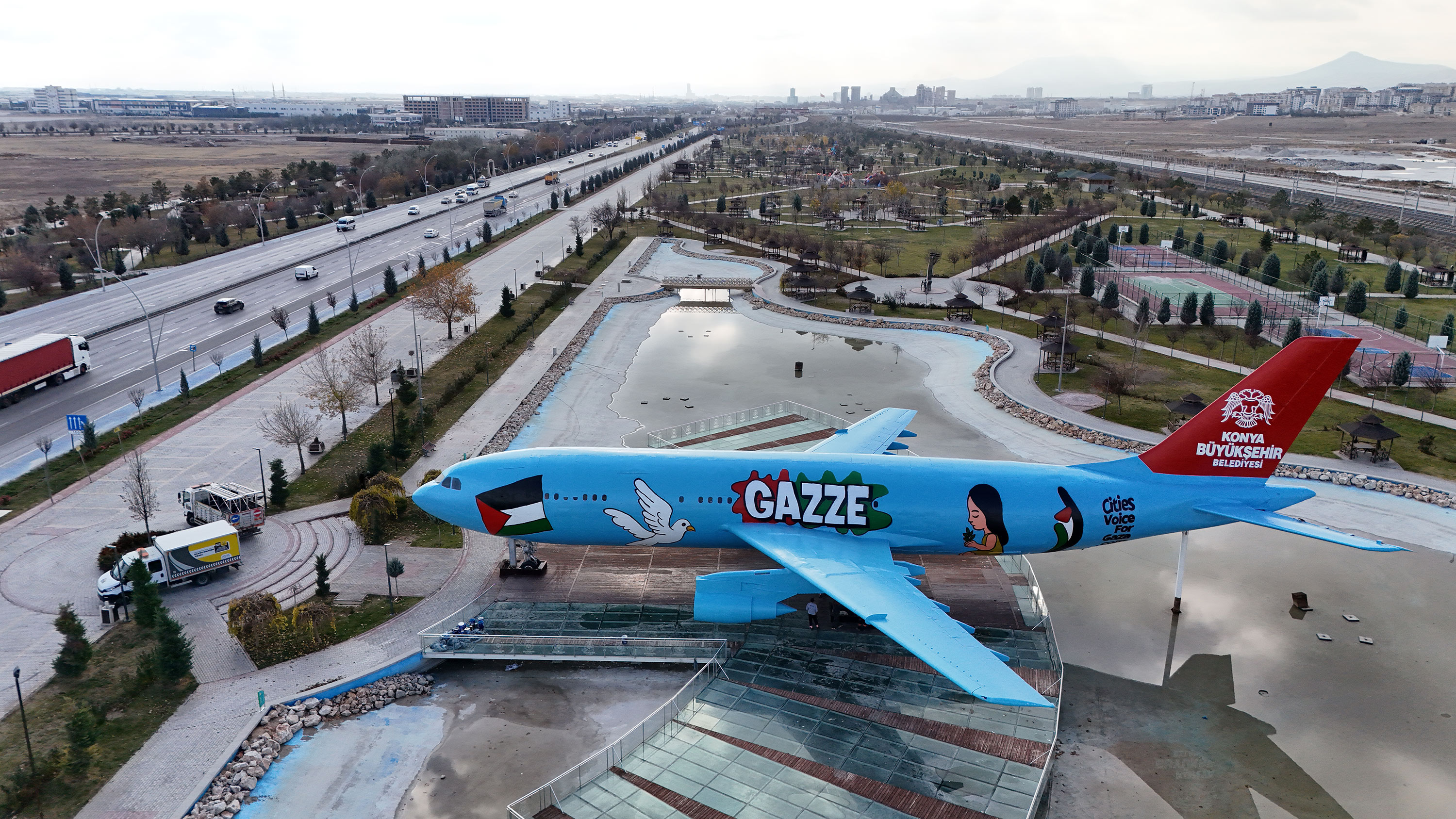KONYA BÜYÜKŞEHİR, ŞEHRE GELENLERİ “GAZZE” MESAJIYLA KARŞILIYOR