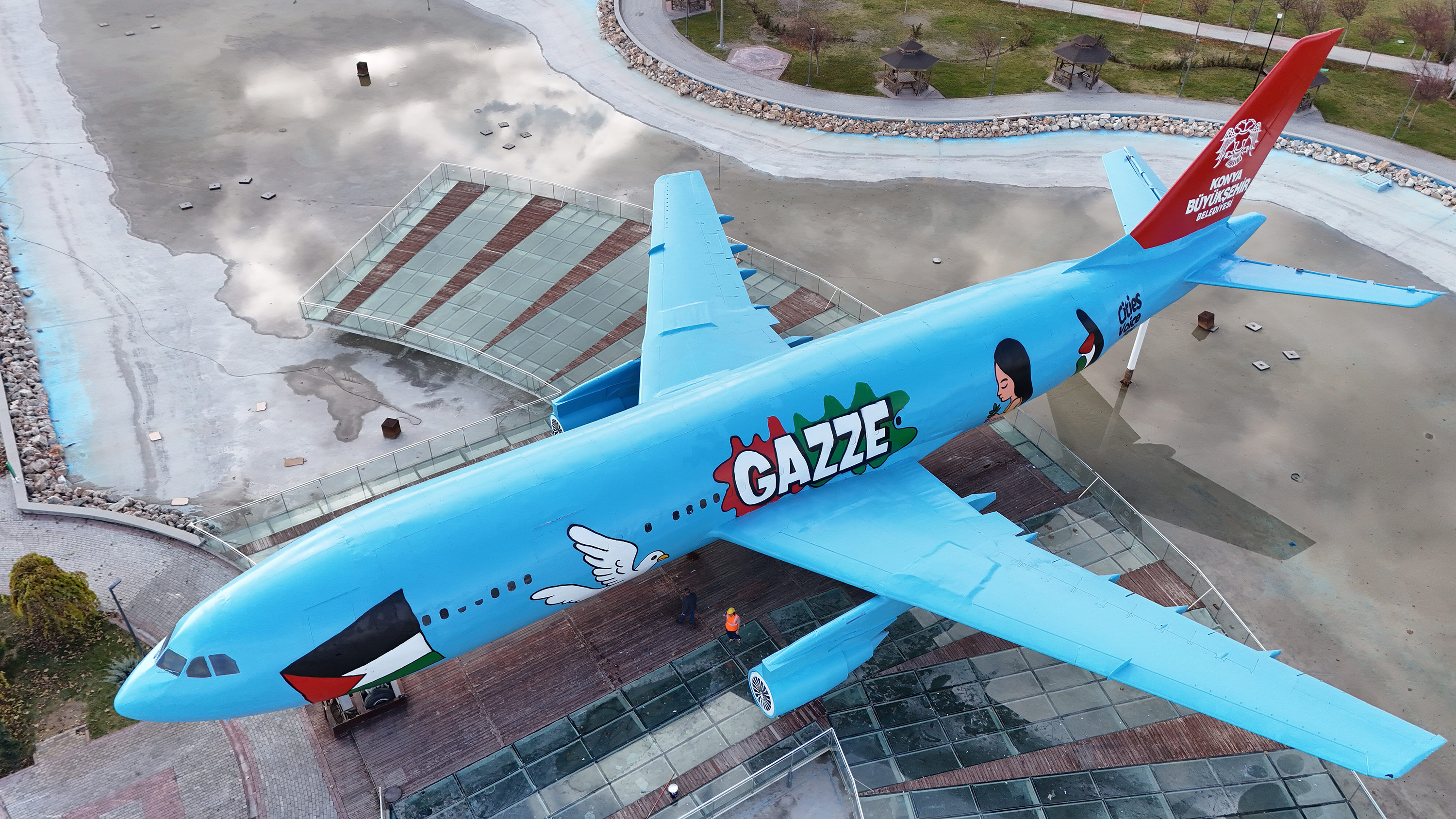 KONYA BÜYÜKŞEHİR, ŞEHRE GELENLERİ “GAZZE” MESAJIYLA KARŞILIYOR