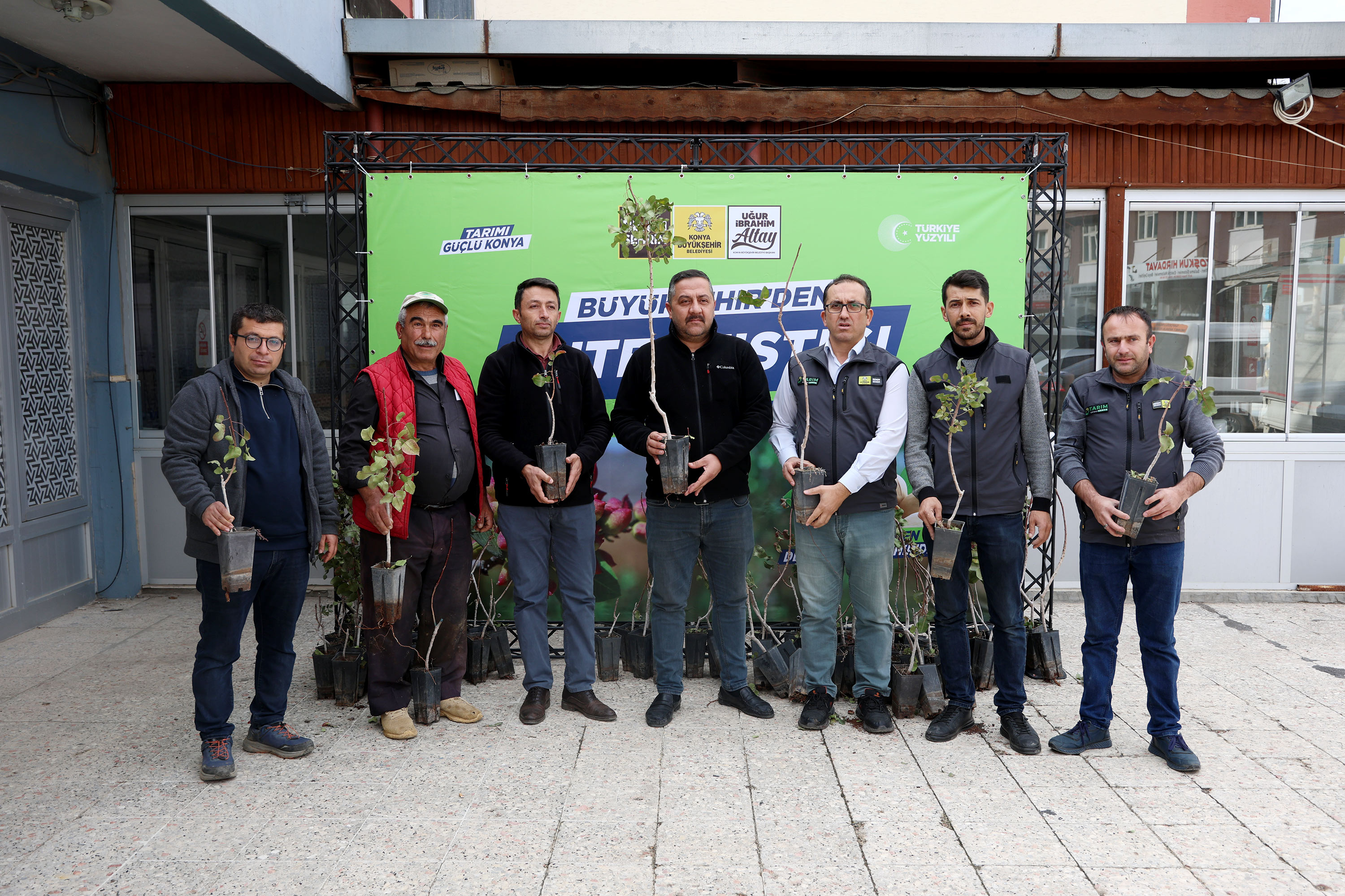 BAŞKAN ALTAY: “MİKRO KLİMA ETKİSİNE SAHİP BÖLGELERİMİZDE KURAKLIĞA DAYANIKLI YAPISIYLA ANTEP FISTIĞINI YAYGINLAŞTIRIYORUZ”