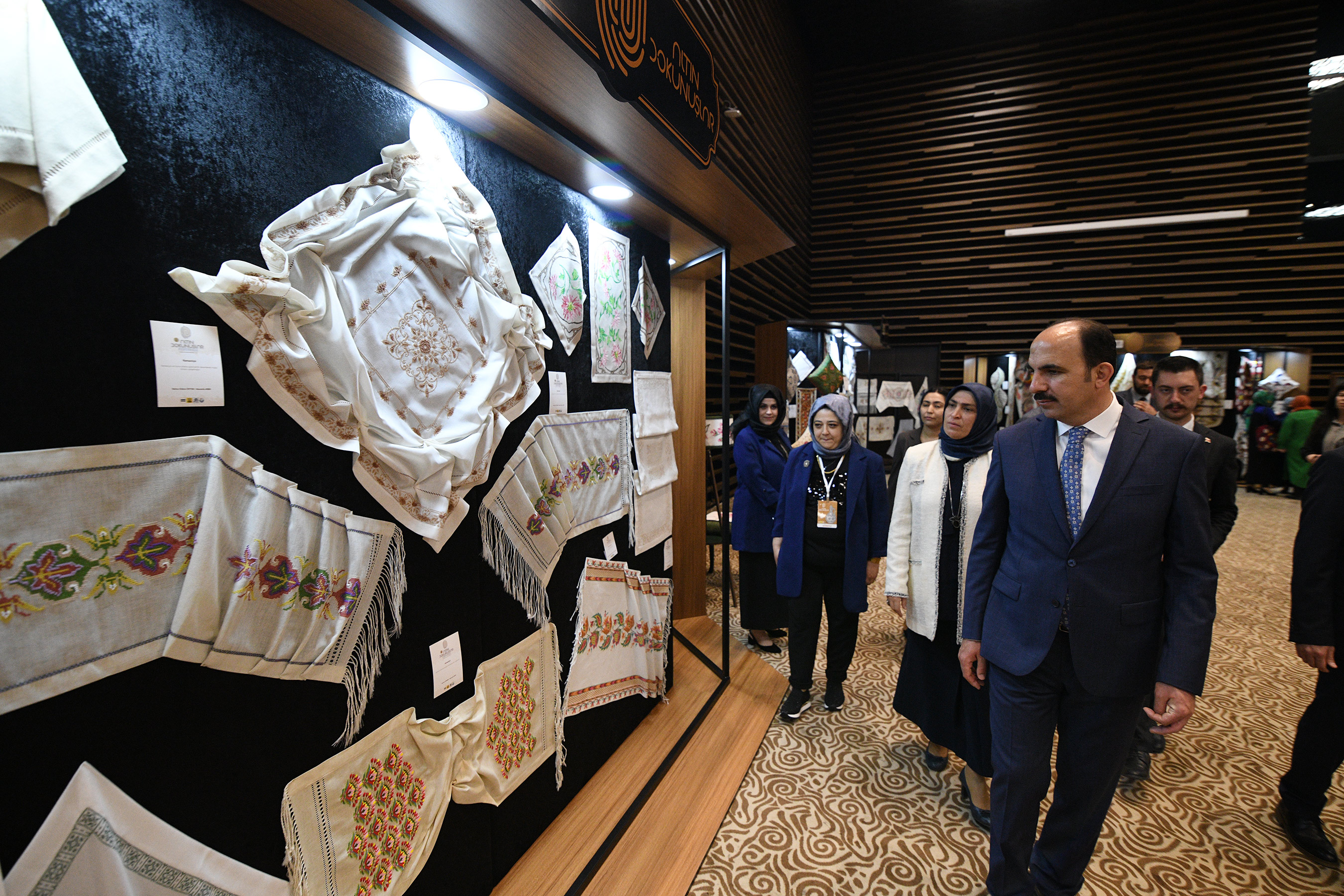 BAŞKAN ALTAY 17. ALTIN DOKUNUŞLAR SERGİSİNE TÜM SANATSEVERLERİ DAVET ETTİ