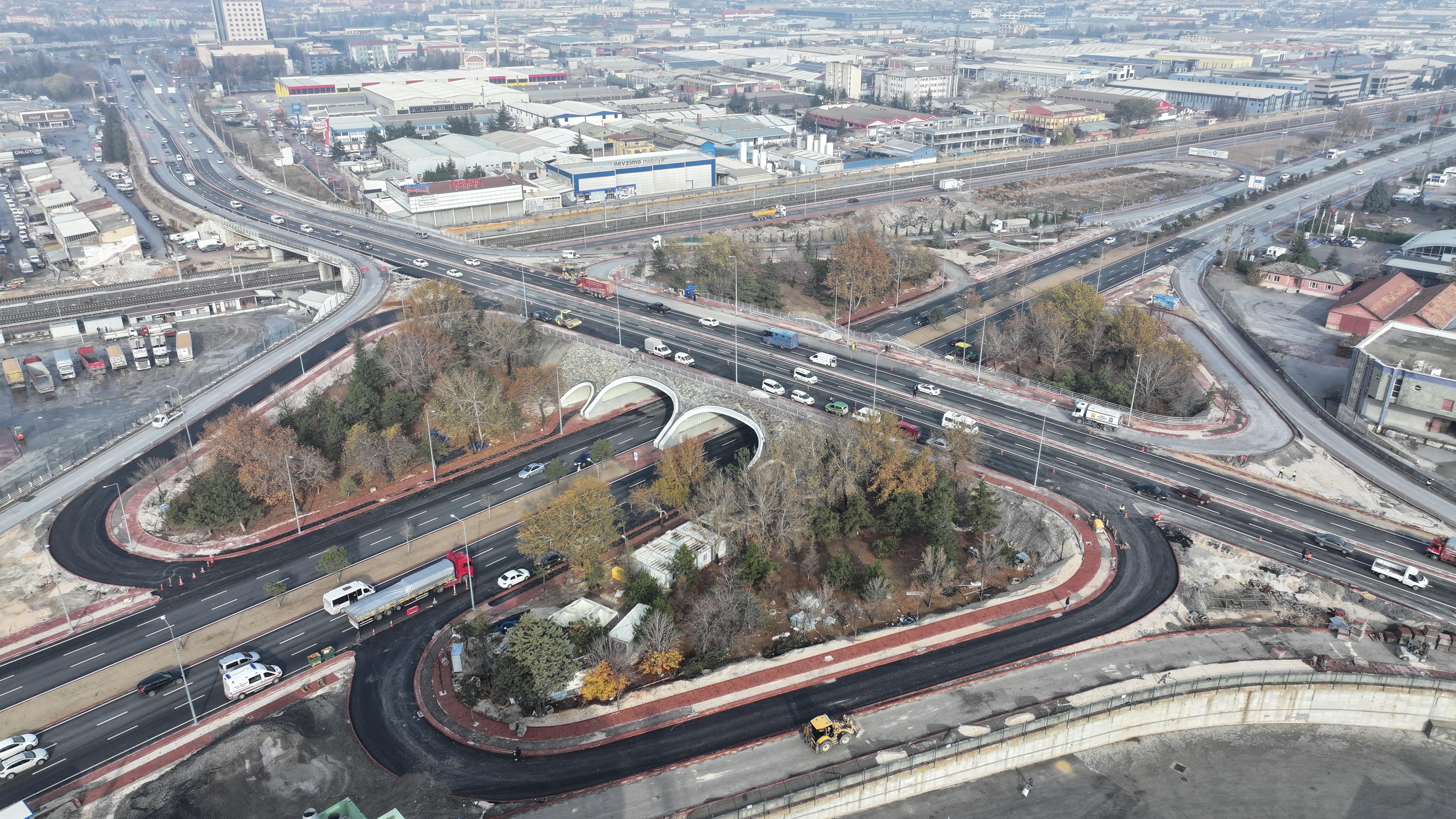 BAŞKAN ALTAY: “MARANGOZLAR KÖPRÜSÜ’NÜN ÜST KISMINDA İKİ ŞERİDİ HİZMETE AÇTIK, 3. ŞERİT İLE KATILMA VE AYRILMA ŞERİTLERİ YAKIN ZAMANDA TAMAMLANACAK”