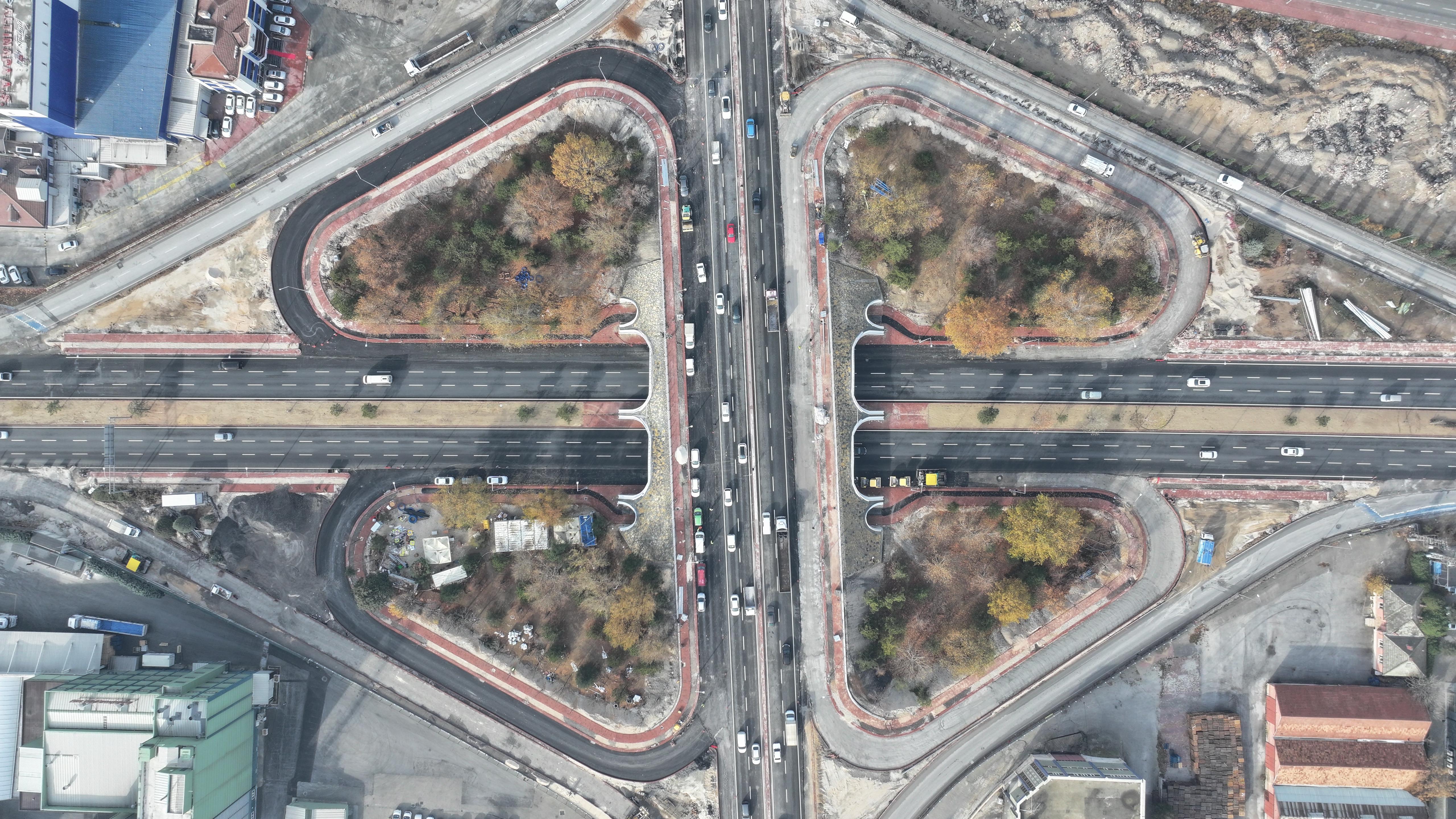 BAŞKAN ALTAY: “MARANGOZLAR KÖPRÜSÜ’NÜN ÜST KISMINDA İKİ ŞERİDİ HİZMETE AÇTIK, 3. ŞERİT İLE KATILMA VE AYRILMA ŞERİTLERİ YAKIN ZAMANDA TAMAMLANACAK”