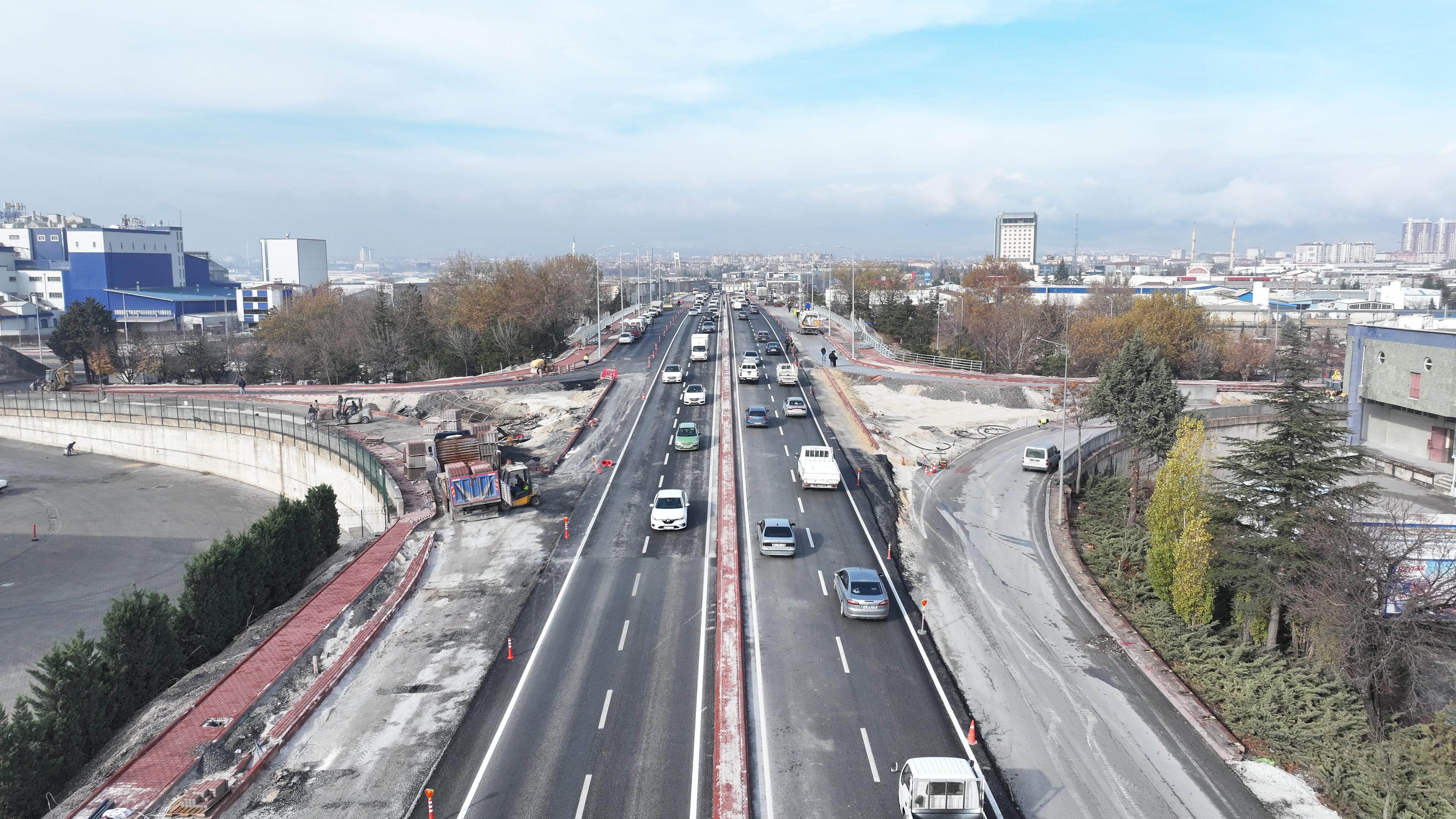 BAŞKAN ALTAY: “MARANGOZLAR KÖPRÜSÜ’NÜN ÜST KISMINDA İKİ ŞERİDİ HİZMETE AÇTIK, 3. ŞERİT İLE KATILMA VE AYRILMA ŞERİTLERİ YAKIN ZAMANDA TAMAMLANACAK”