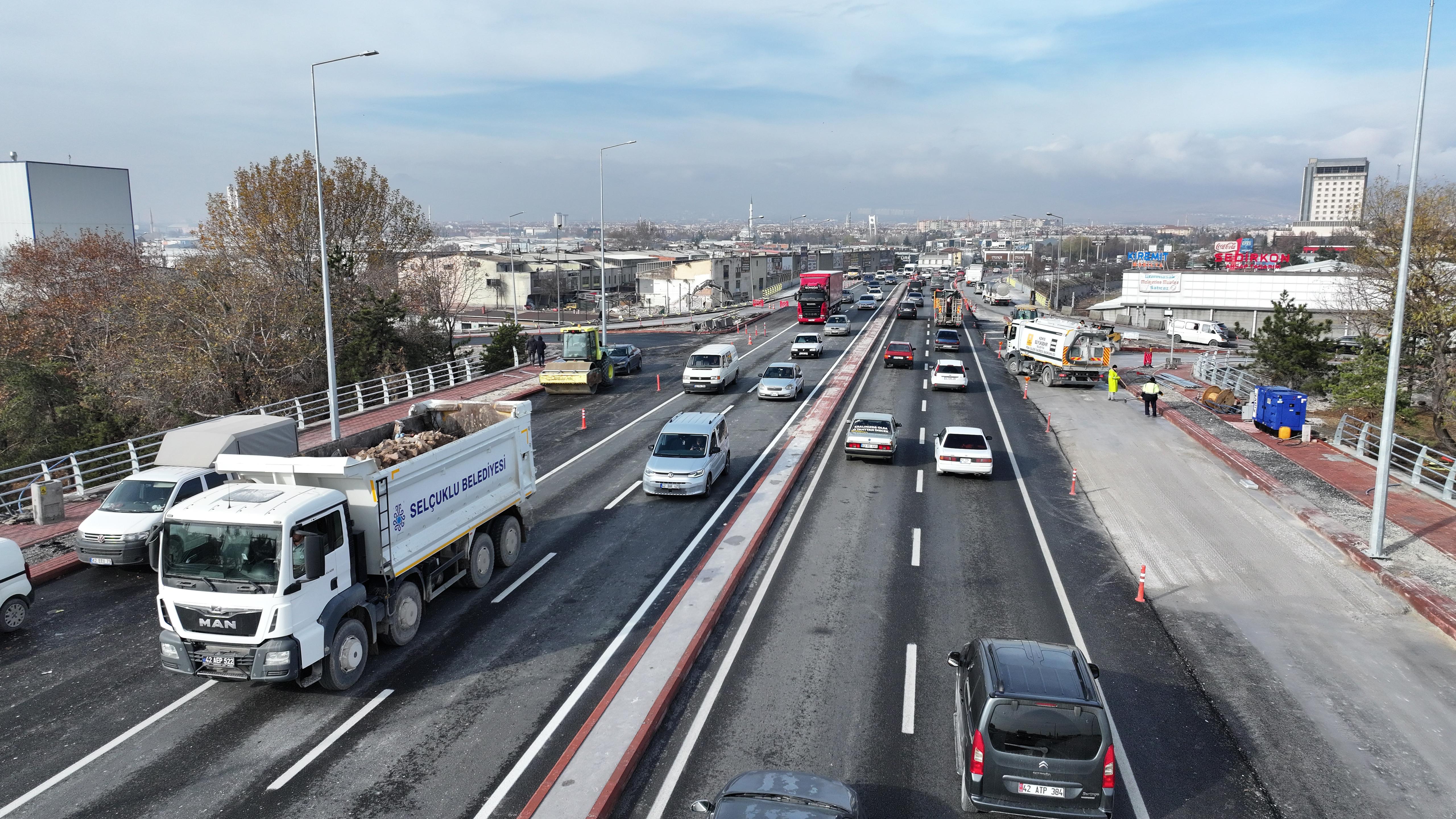 BAŞKAN ALTAY: “MARANGOZLAR KÖPRÜSÜ’NÜN ÜST KISMINDA İKİ ŞERİDİ HİZMETE AÇTIK, 3. ŞERİT İLE KATILMA VE AYRILMA ŞERİTLERİ YAKIN ZAMANDA TAMAMLANACAK”