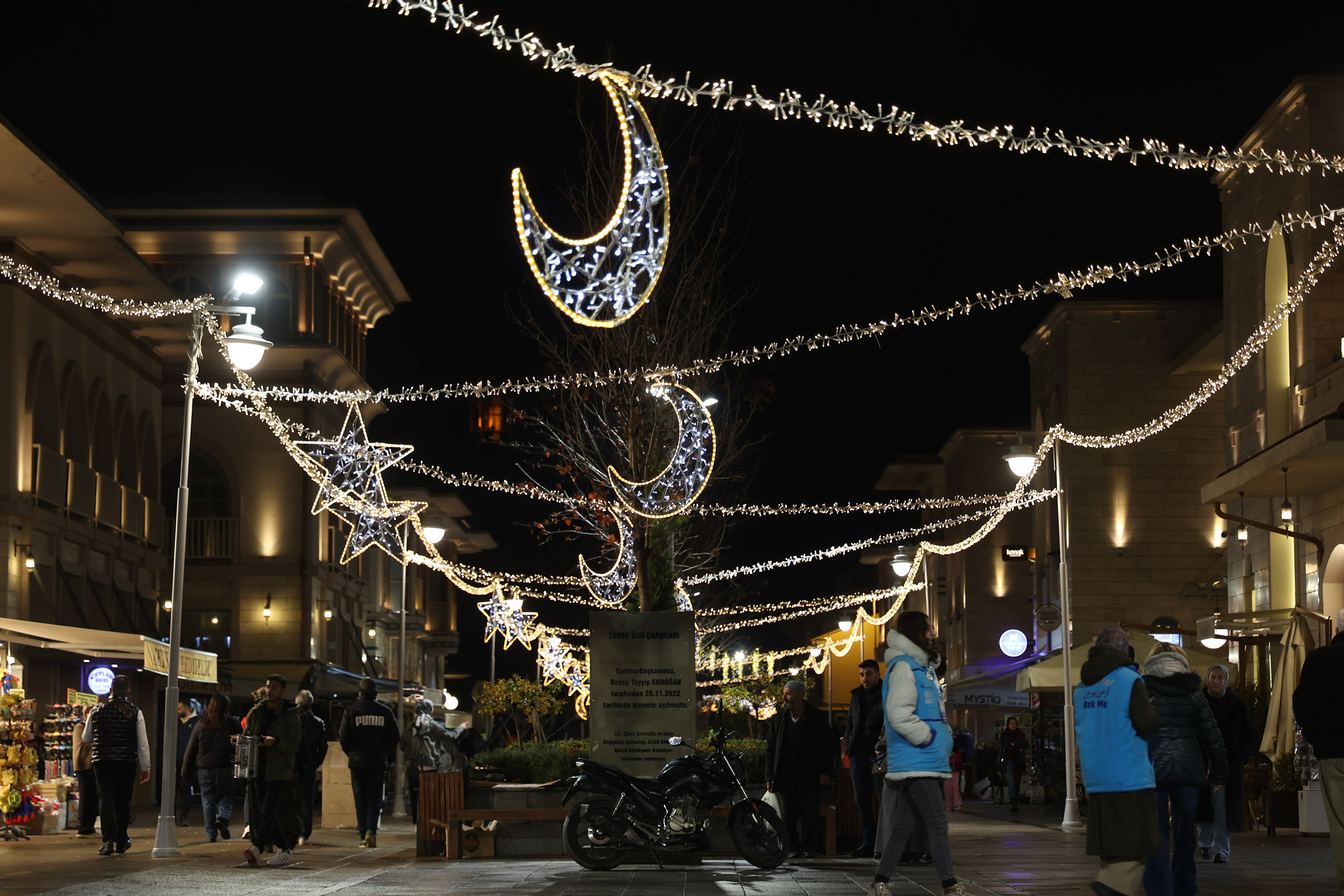 KONYA BÜYÜKŞEHİR’İN ŞEB-İ ARUS HAFTASINA ÖZEL AYDINLATMALARI ŞEHRİ RENKLENDİRDİ