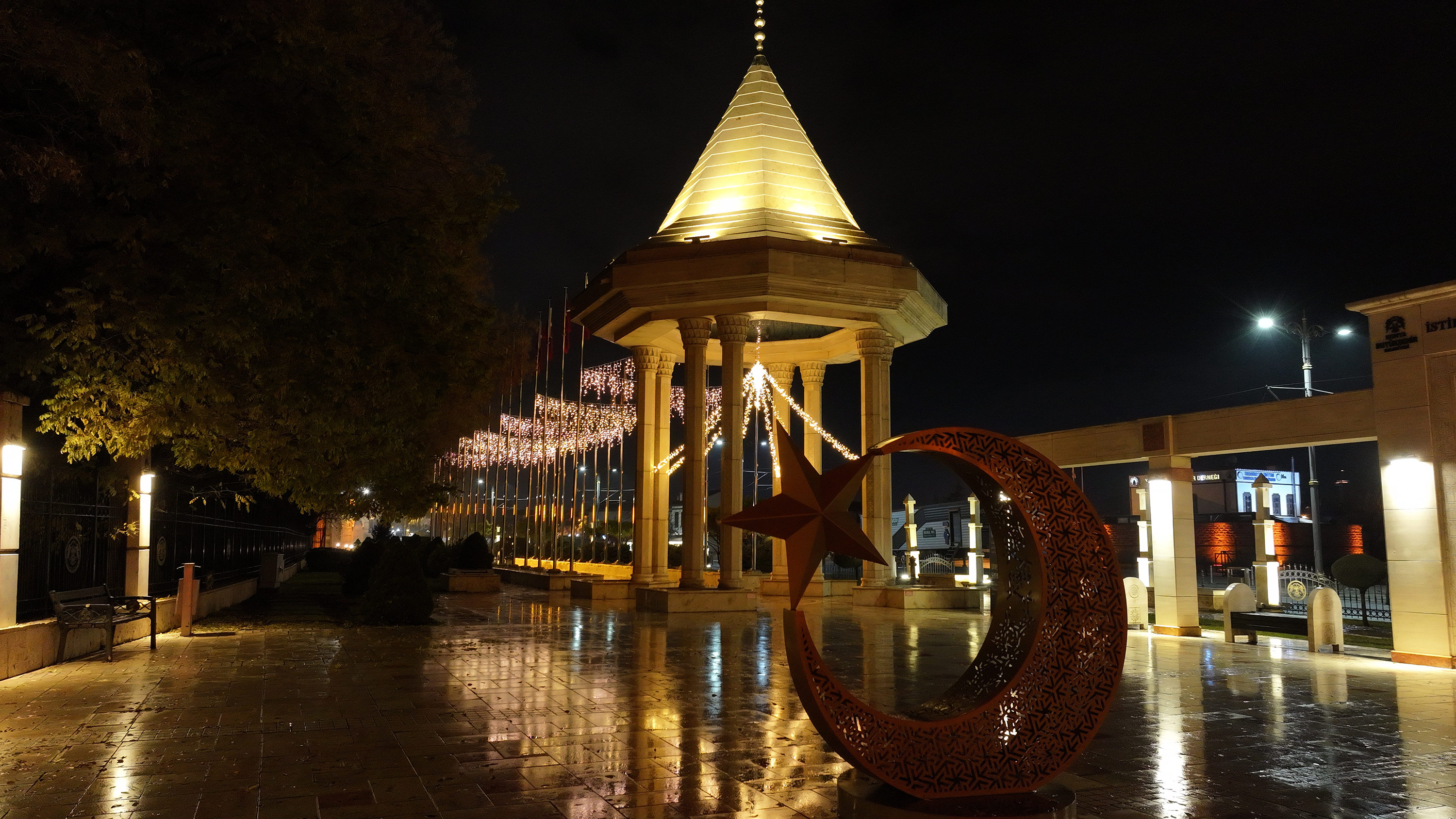 KONYA BÜYÜKŞEHİR’İN ŞEB-İ ARUS HAFTASINA ÖZEL AYDINLATMALARI ŞEHRİ RENKLENDİRDİ