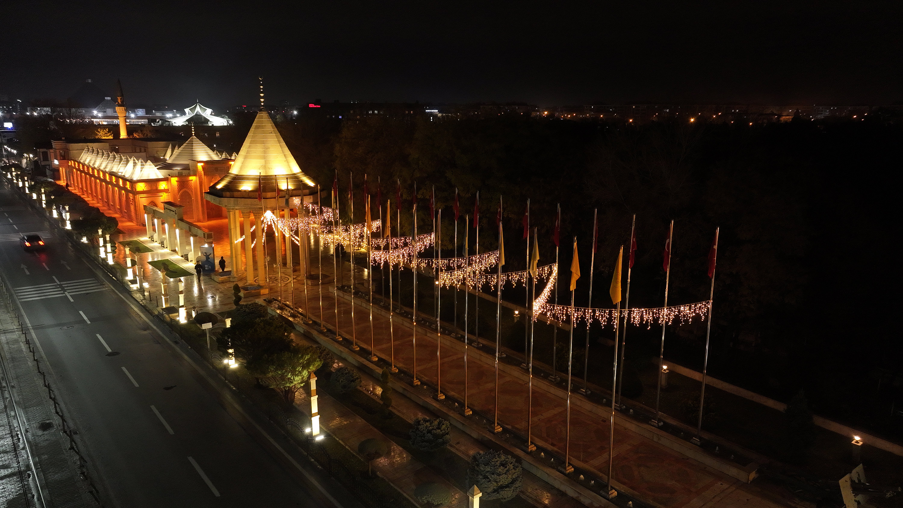 KONYA BÜYÜKŞEHİR’İN ŞEB-İ ARUS HAFTASINA ÖZEL AYDINLATMALARI ŞEHRİ RENKLENDİRDİ