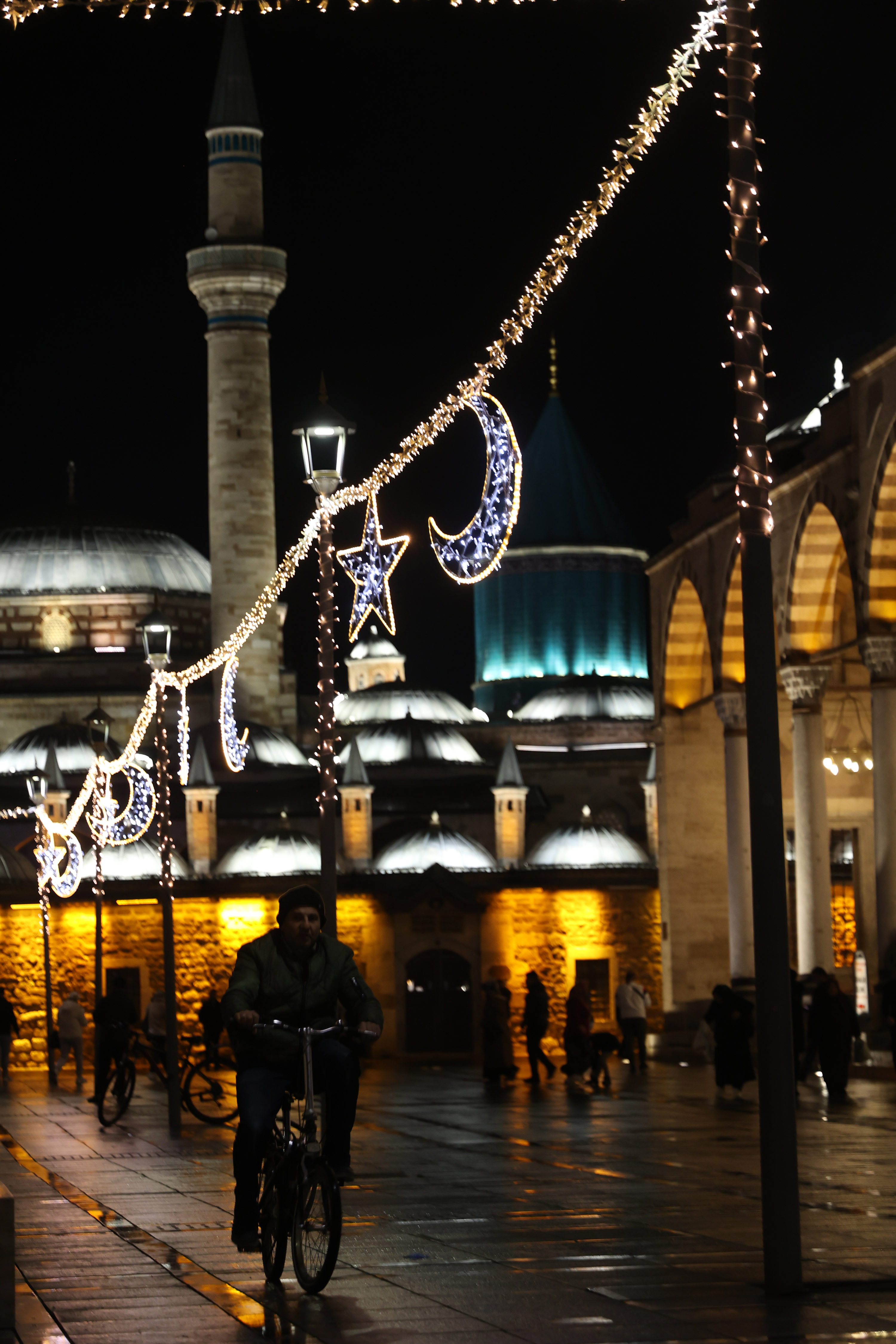 KONYA BÜYÜKŞEHİR’İN ŞEB-İ ARUS HAFTASINA ÖZEL AYDINLATMALARI ŞEHRİ RENKLENDİRDİ