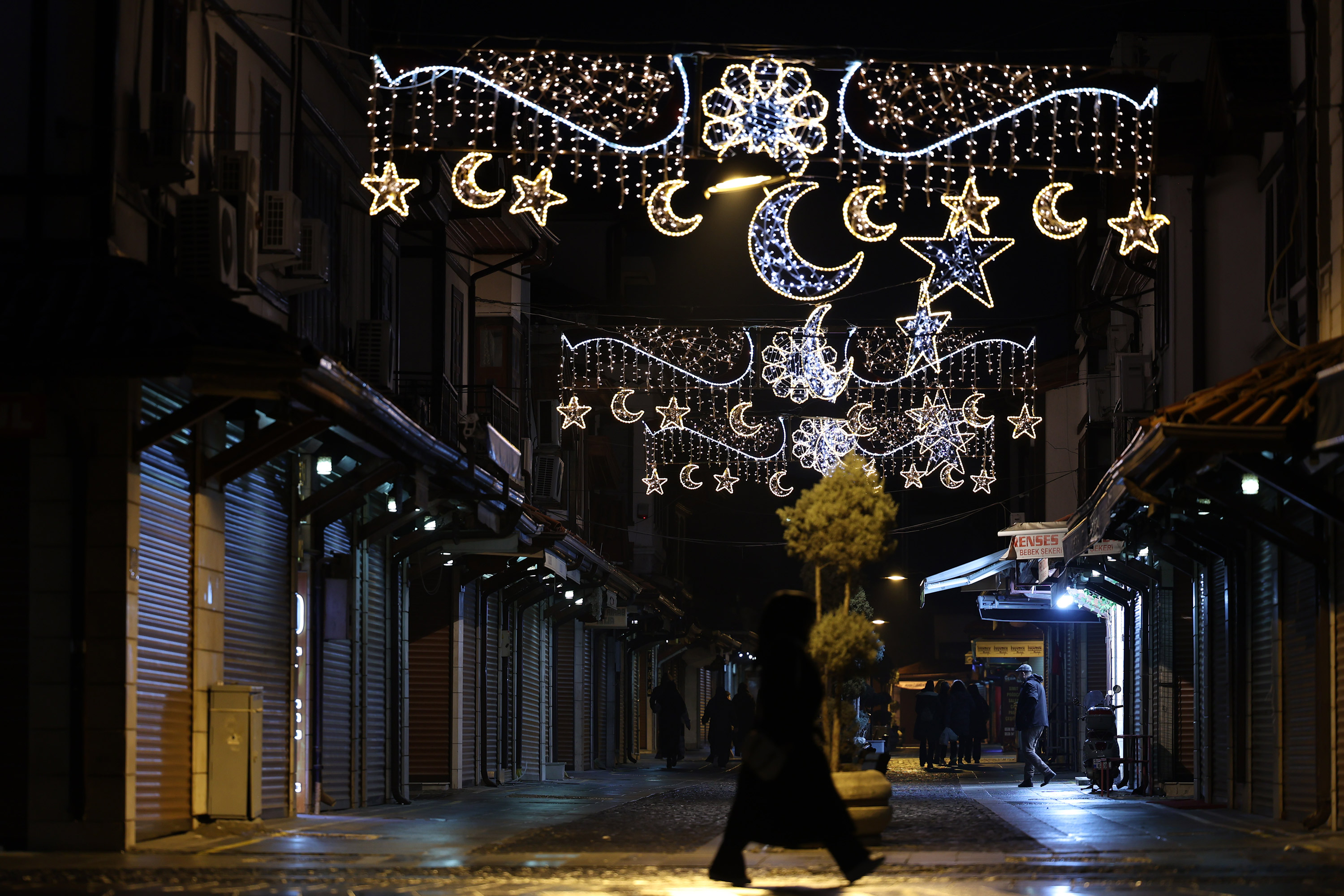 KONYA BÜYÜKŞEHİR’İN ŞEB-İ ARUS HAFTASINA ÖZEL AYDINLATMALARI ŞEHRİ RENKLENDİRDİ