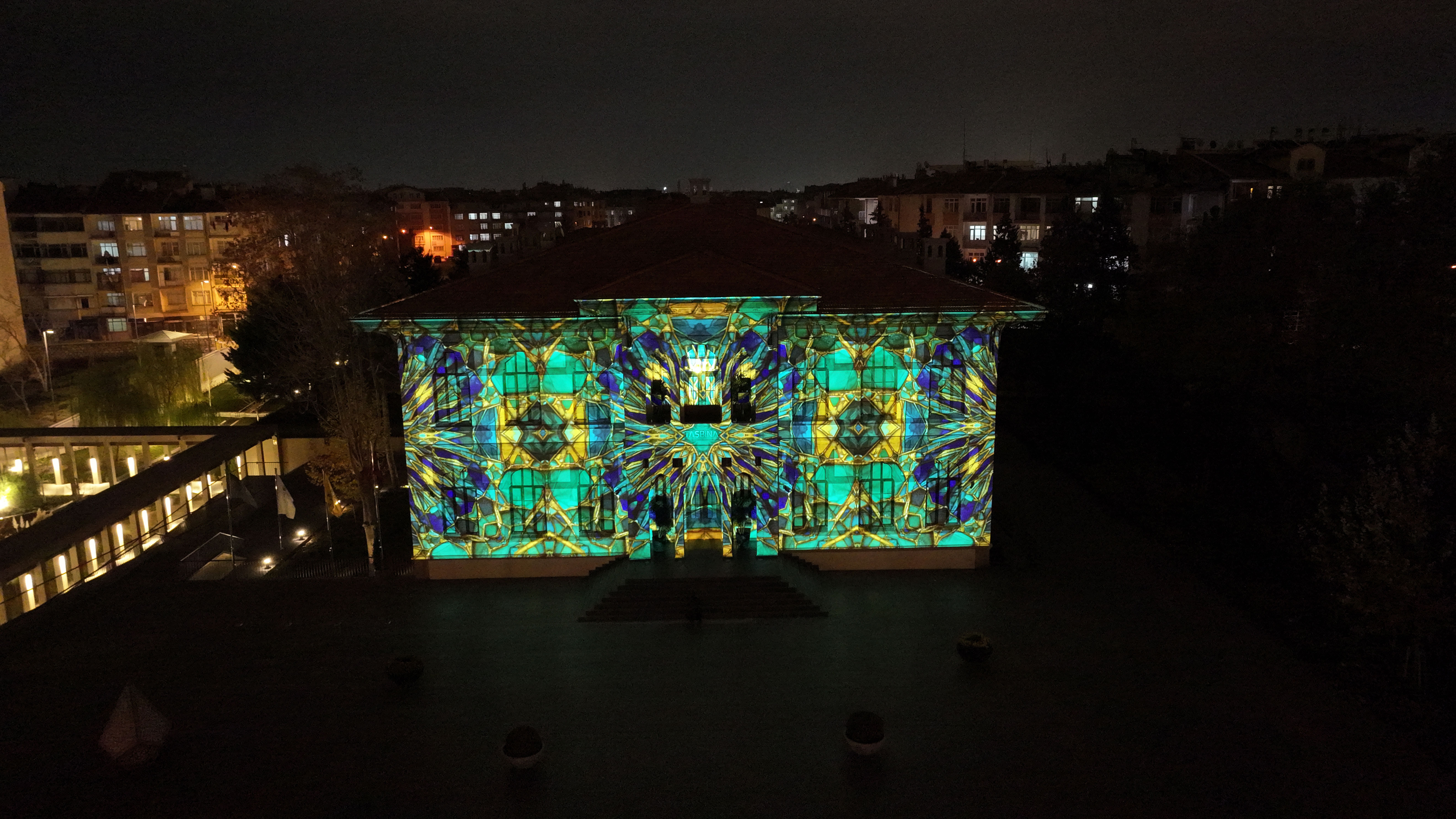 KONYA BÜYÜKŞEHİR, TAŞ BİNA’NIN TARİHİ SİLÜETİNDE VİDEO MAPPİNG GÖSTERİSİ BAŞLATTI