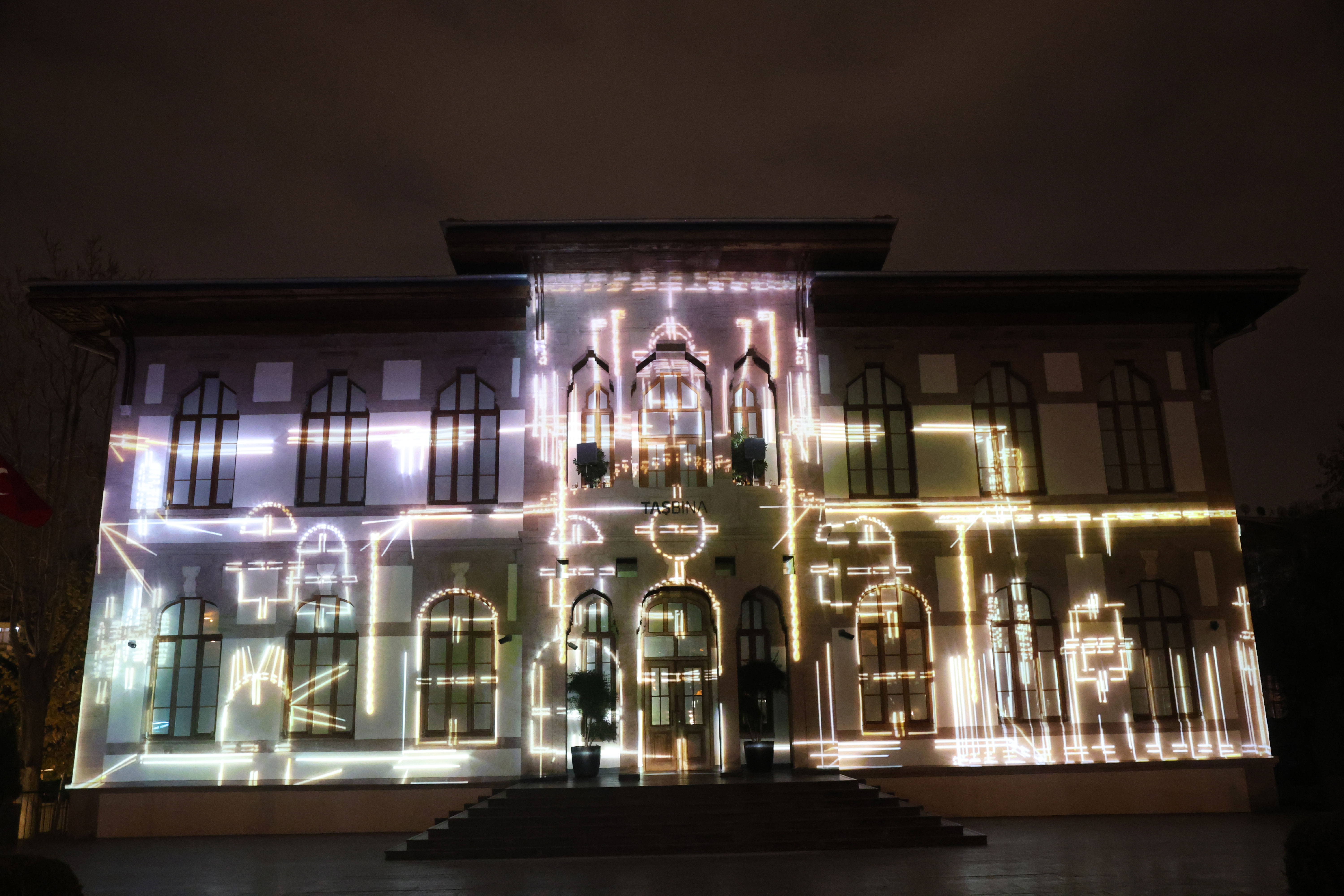 KONYA BÜYÜKŞEHİR, TAŞ BİNA’NIN TARİHİ SİLÜETİNDE VİDEO MAPPİNG GÖSTERİSİ BAŞLATTI