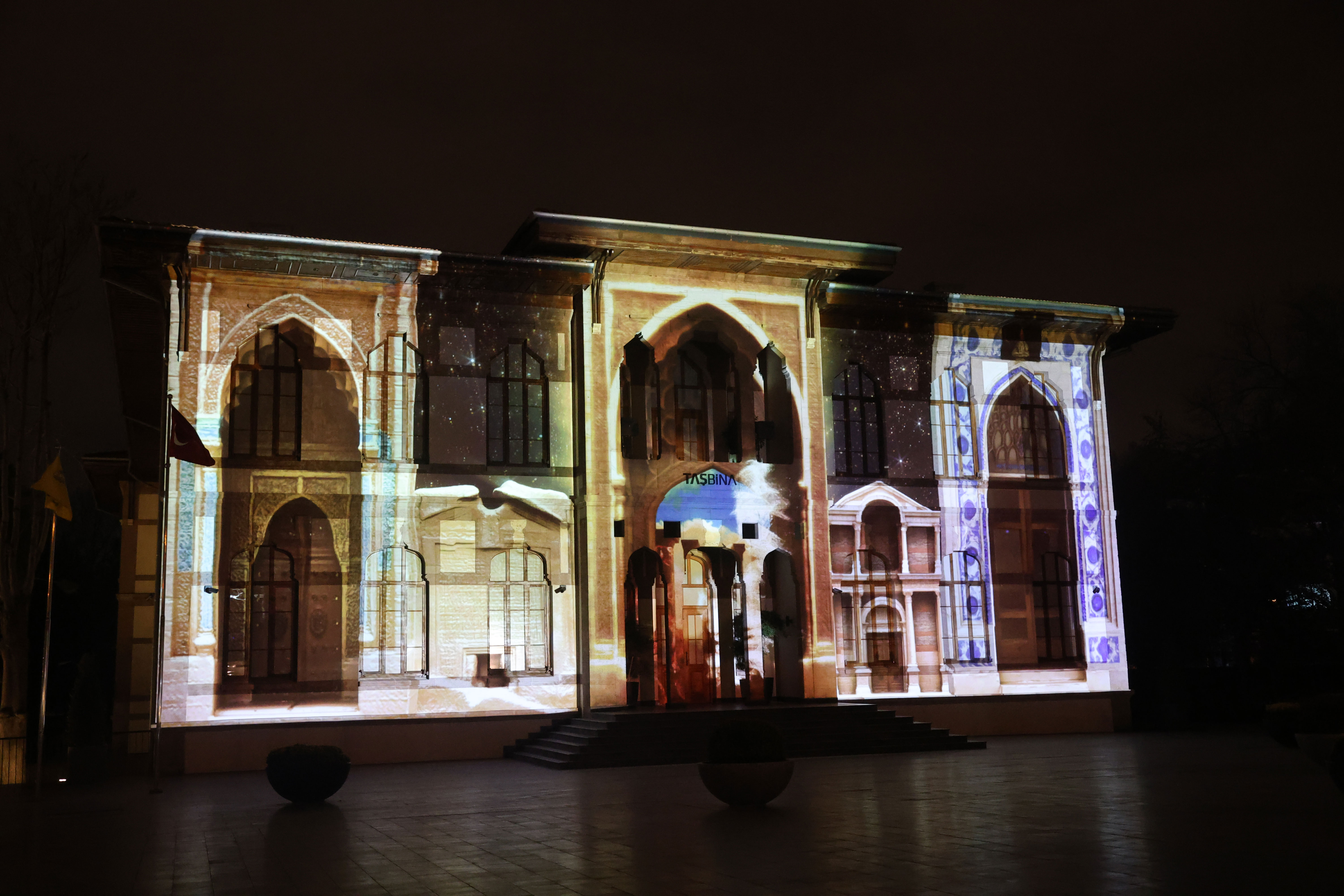 KONYA BÜYÜKŞEHİR, TAŞ BİNA’NIN TARİHİ SİLÜETİNDE VİDEO MAPPİNG GÖSTERİSİ BAŞLATTI