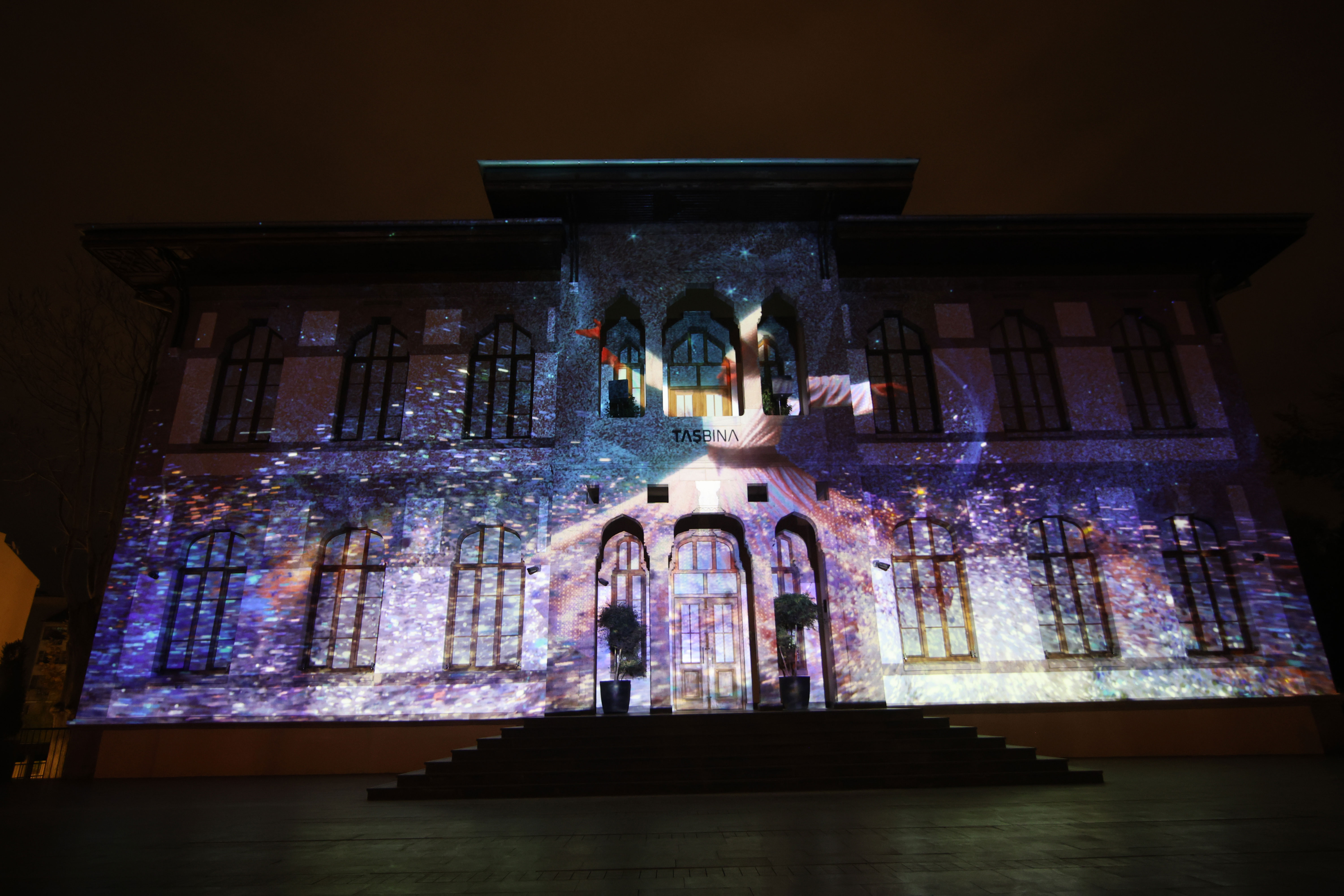 KONYA BÜYÜKŞEHİR, TAŞ BİNA’NIN TARİHİ SİLÜETİNDE VİDEO MAPPİNG GÖSTERİSİ BAŞLATTI