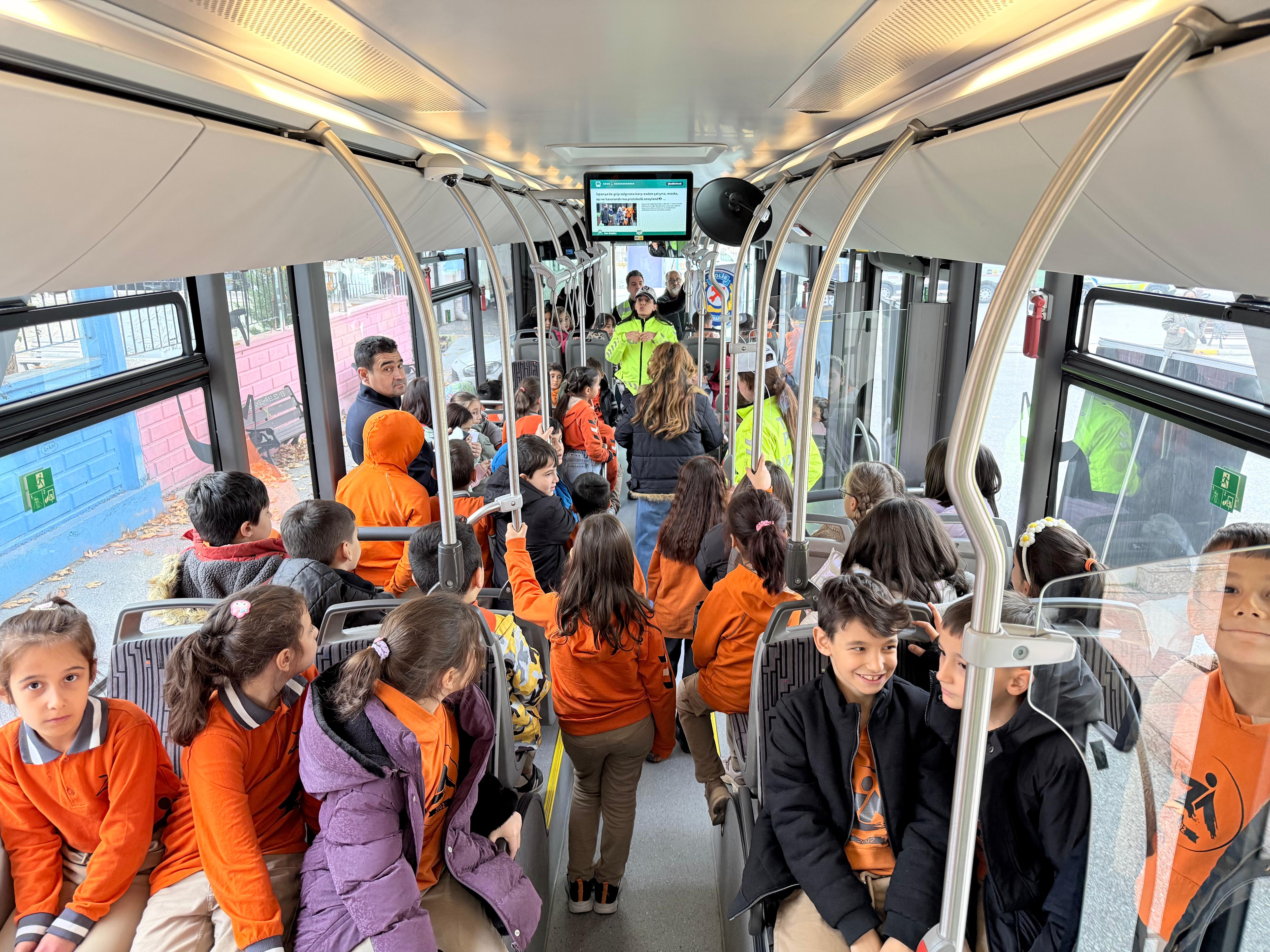 KONYA BÜYÜKŞEHİR’İN NEZAKET OTOBÜSÜ ÖĞRENCİLERE TRAFİK KÜLTÜRÜNÜ AŞILIYOR