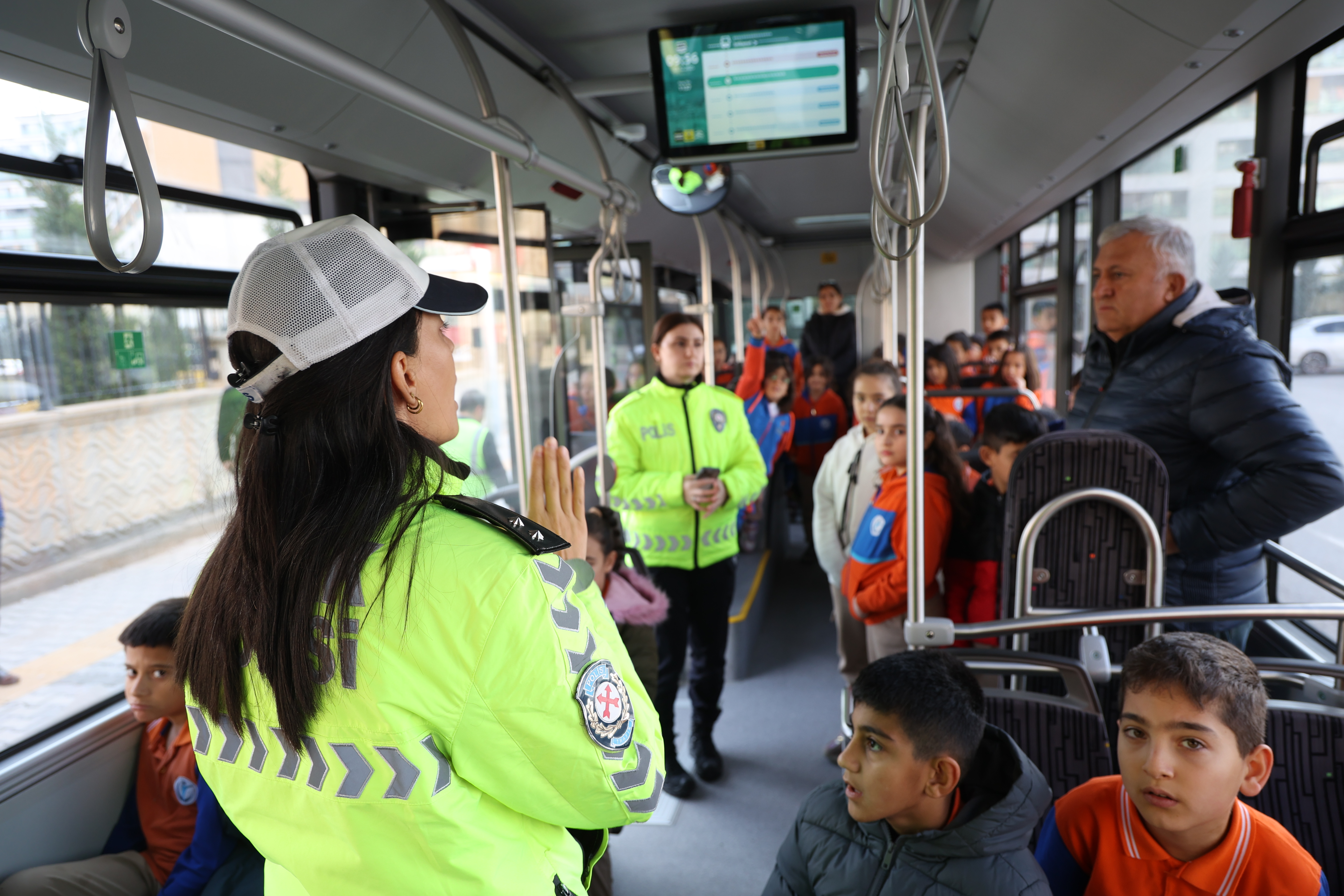 KONYA BÜYÜKŞEHİR’İN NEZAKET OTOBÜSÜ ÖĞRENCİLERE TRAFİK KÜLTÜRÜNÜ AŞILIYOR