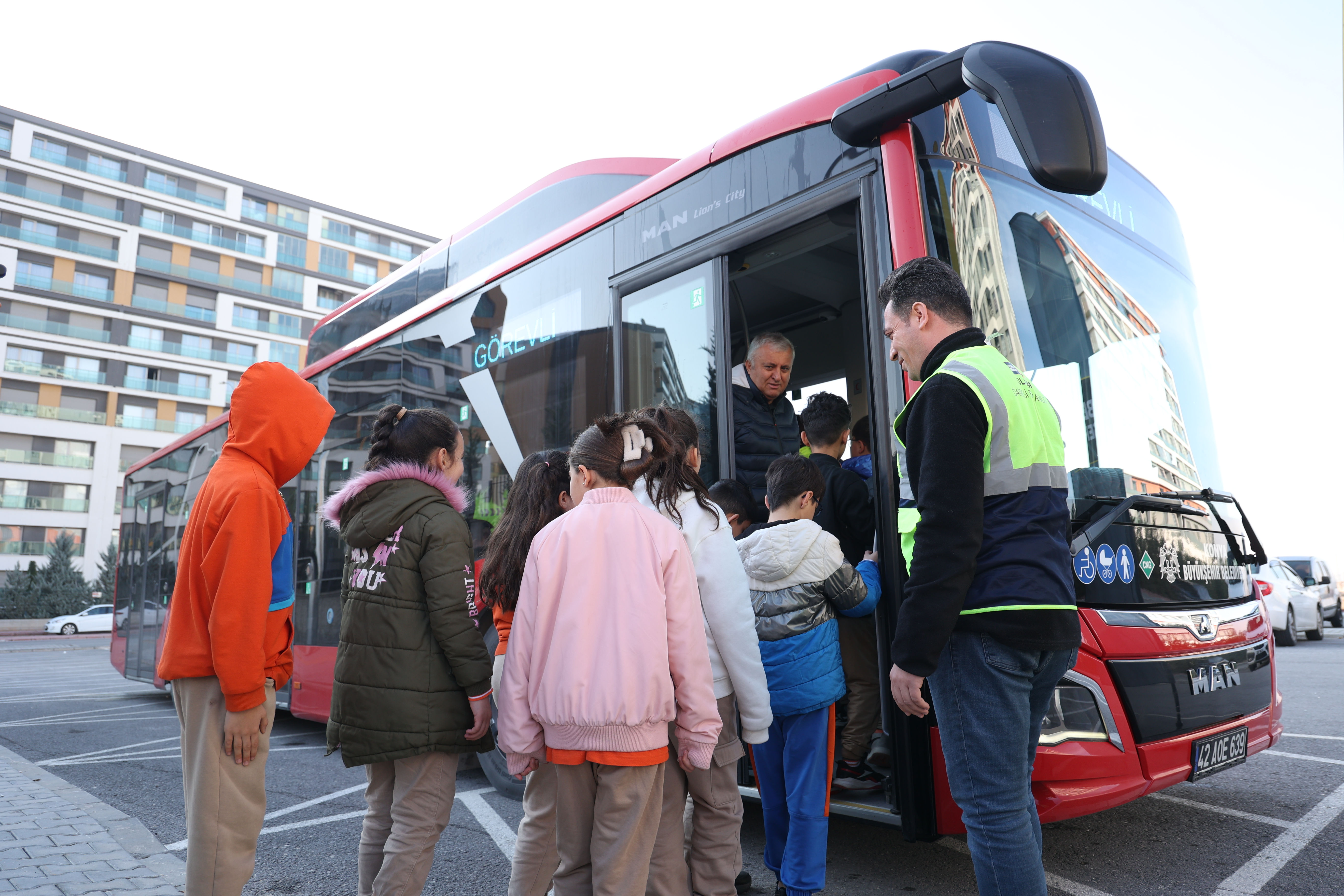 KONYA BÜYÜKŞEHİR’İN NEZAKET OTOBÜSÜ ÖĞRENCİLERE TRAFİK KÜLTÜRÜNÜ AŞILIYOR