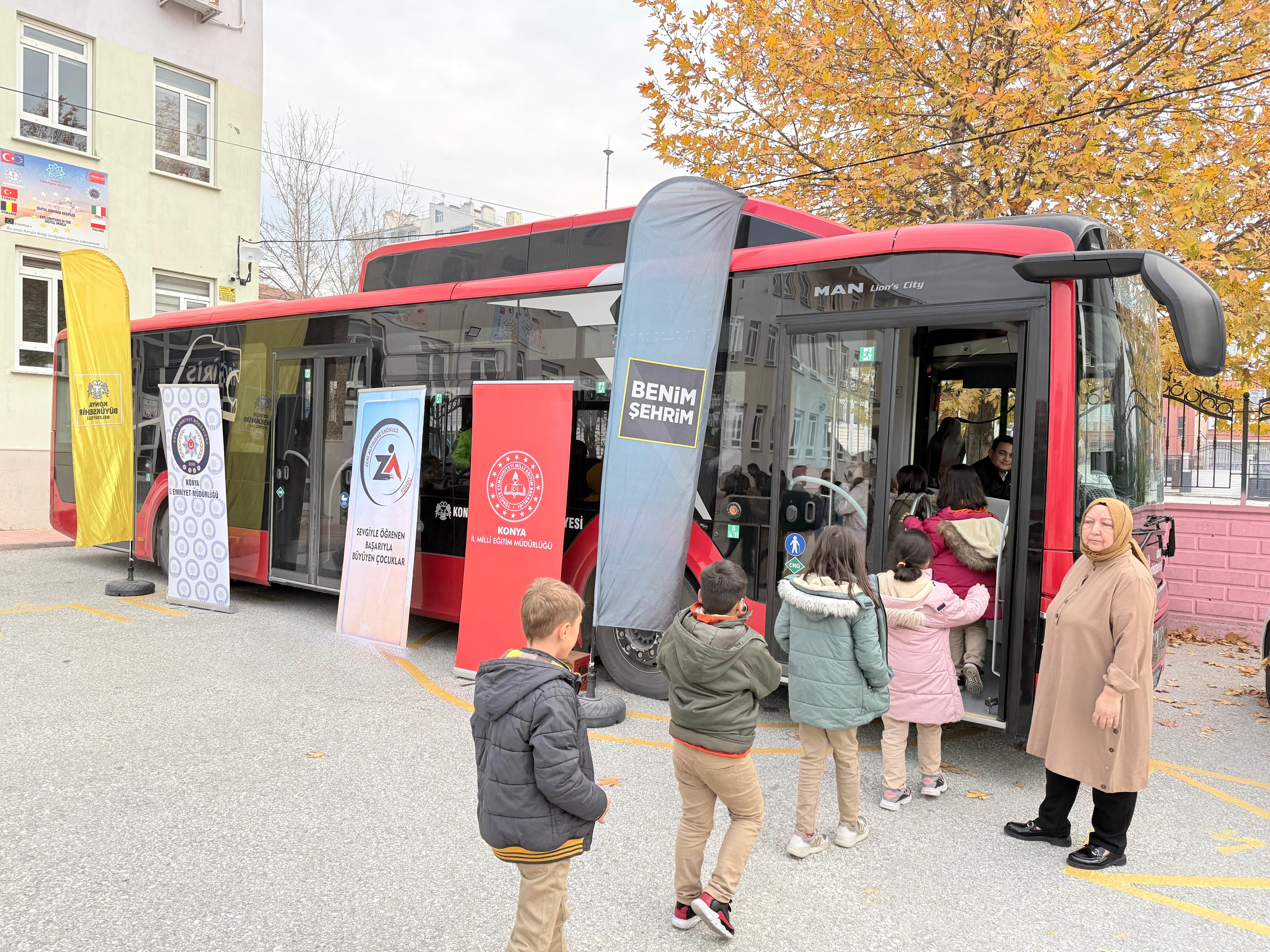 KONYA BÜYÜKŞEHİR’İN NEZAKET OTOBÜSÜ ÖĞRENCİLERE TRAFİK KÜLTÜRÜNÜ AŞILIYOR