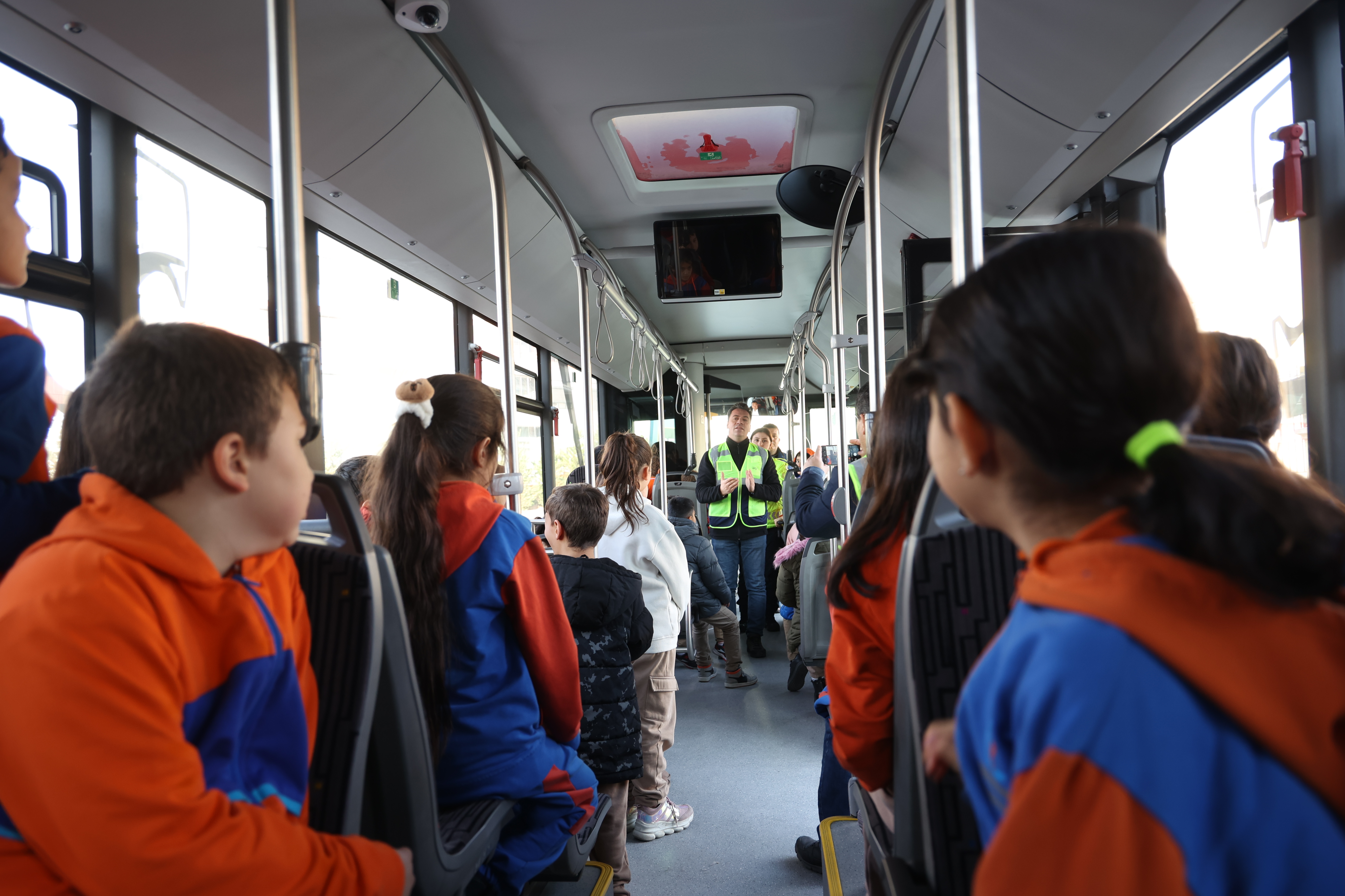 KONYA BÜYÜKŞEHİR’İN NEZAKET OTOBÜSÜ ÖĞRENCİLERE TRAFİK KÜLTÜRÜNÜ AŞILIYOR