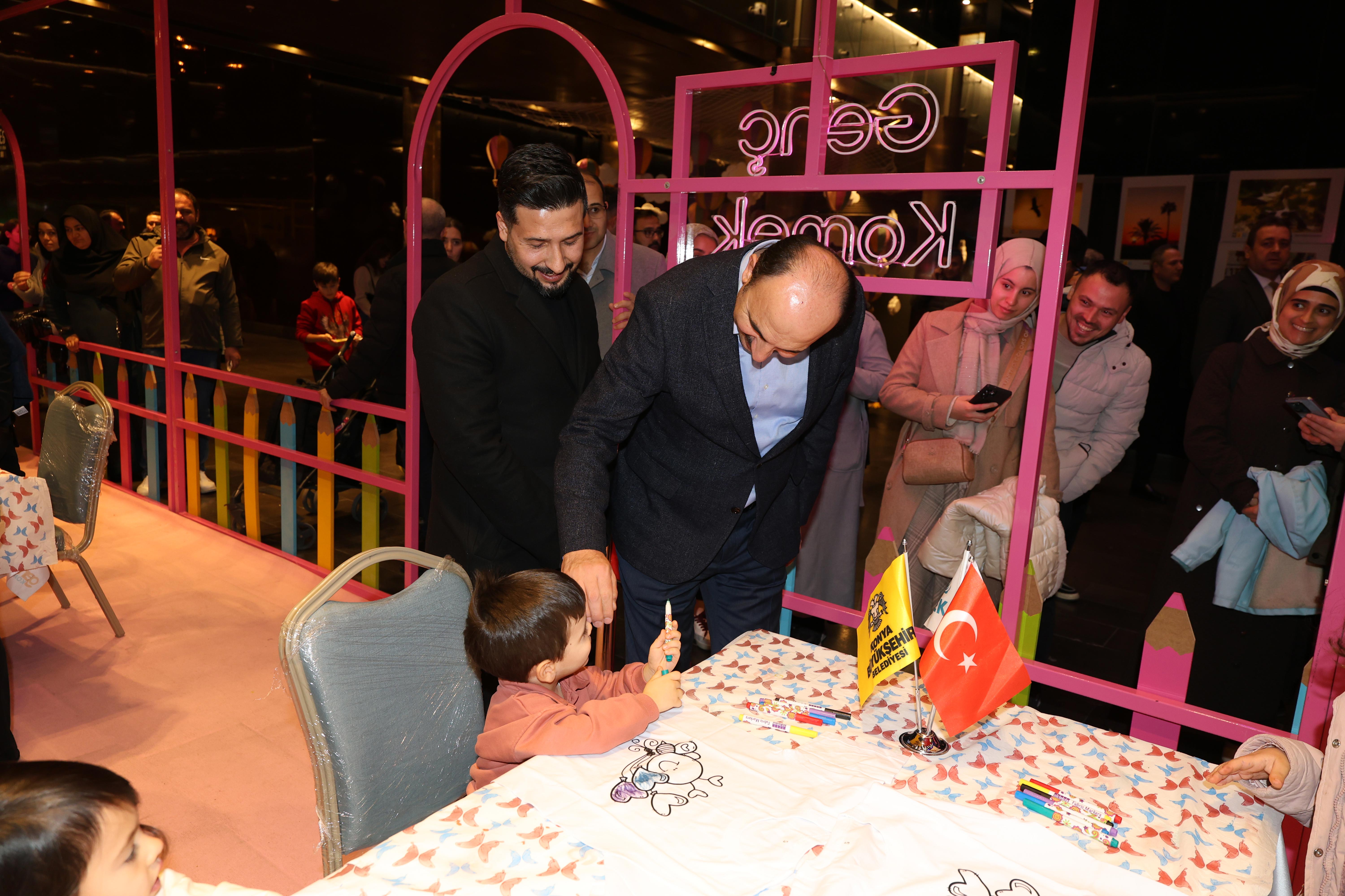 BAŞKAN ALTAY 17. ALTIN DOKUNUŞLAR FESTİVALİ’NDE ZİYARETÇİLERLE VE ÇOCUKLARLA BULUŞTU