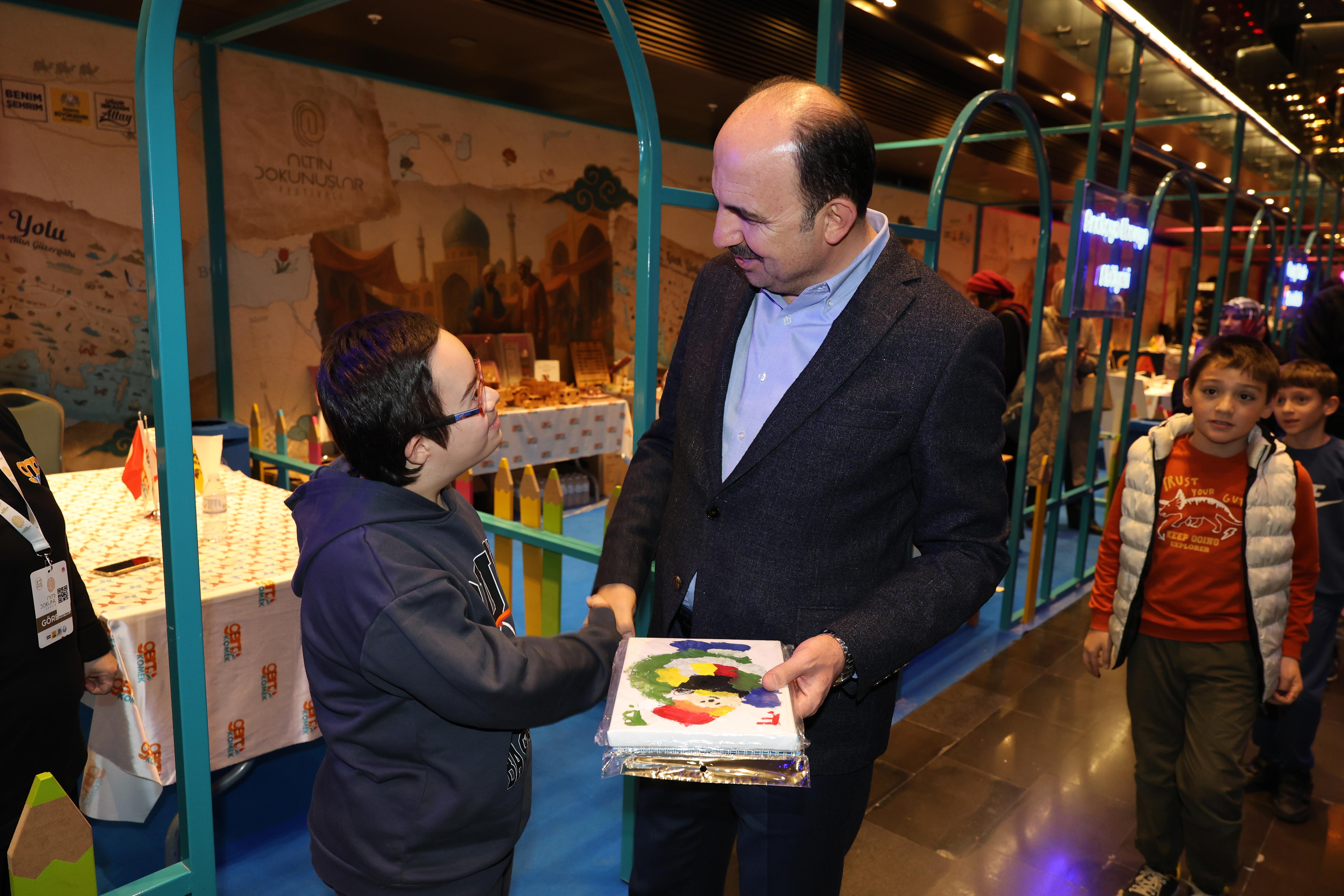 BAŞKAN ALTAY 17. ALTIN DOKUNUŞLAR FESTİVALİ’NDE ZİYARETÇİLERLE VE ÇOCUKLARLA BULUŞTU