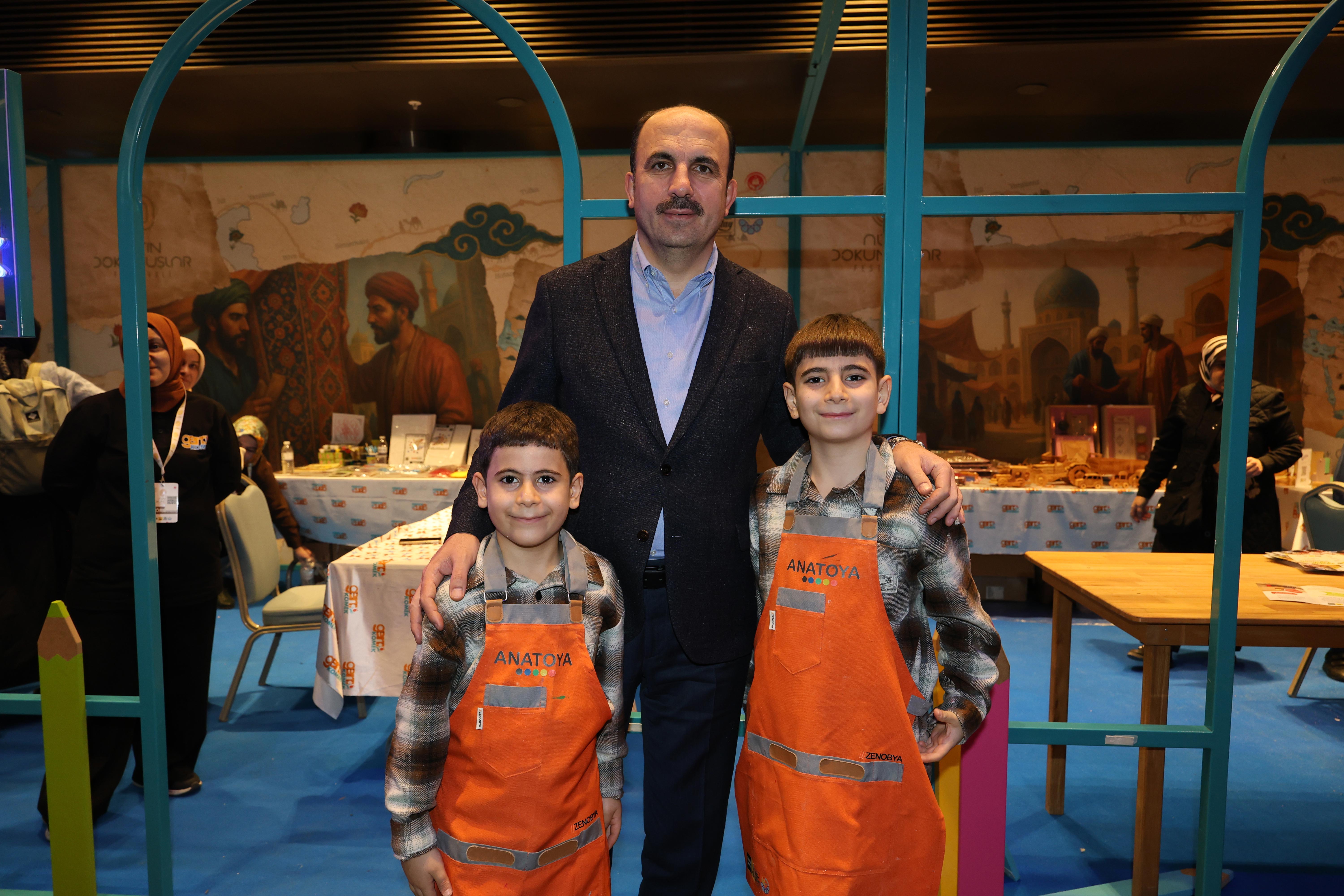 BAŞKAN ALTAY 17. ALTIN DOKUNUŞLAR FESTİVALİ’NDE ZİYARETÇİLERLE VE ÇOCUKLARLA BULUŞTU