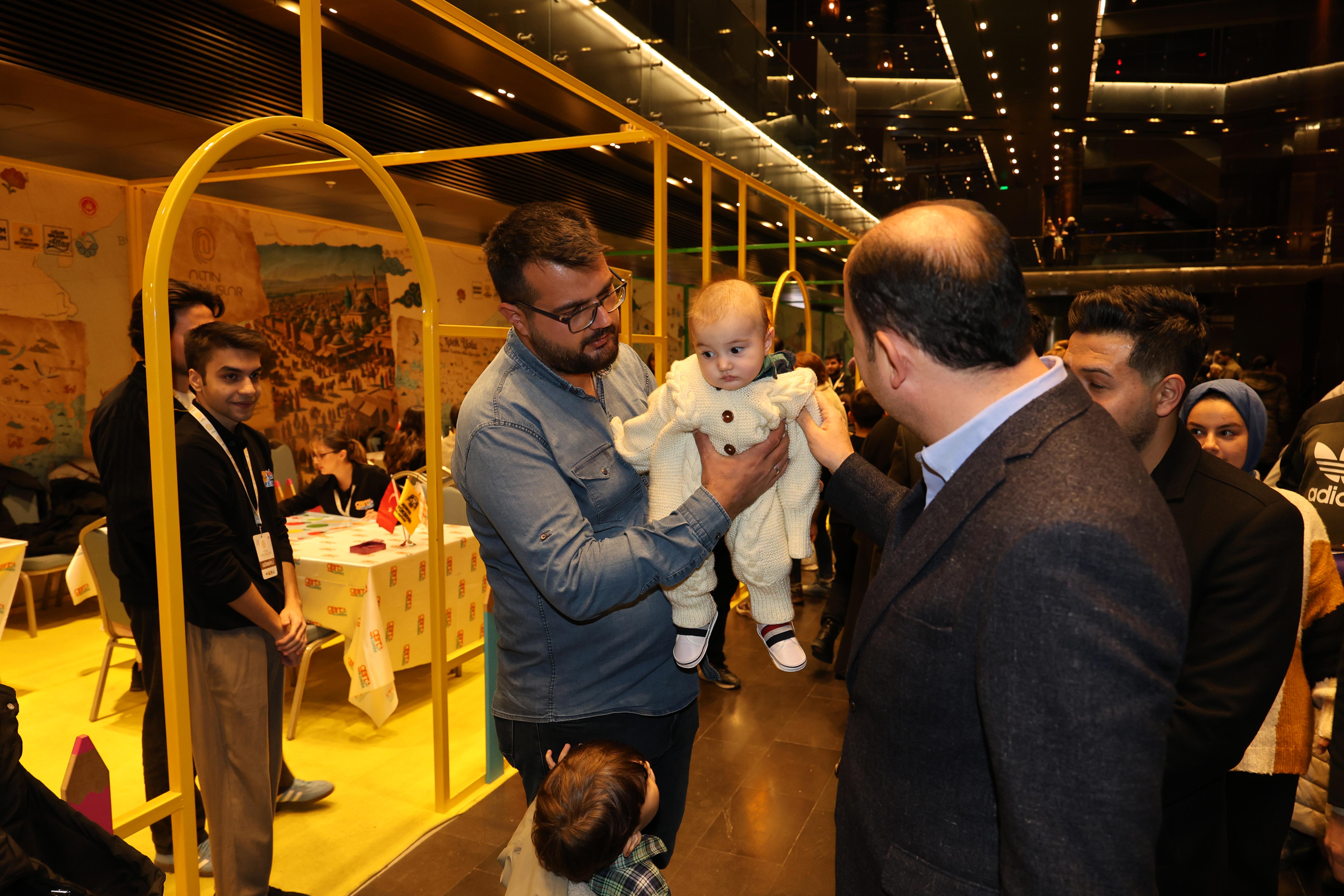 BAŞKAN ALTAY 17. ALTIN DOKUNUŞLAR FESTİVALİ’NDE ZİYARETÇİLERLE VE ÇOCUKLARLA BULUŞTU