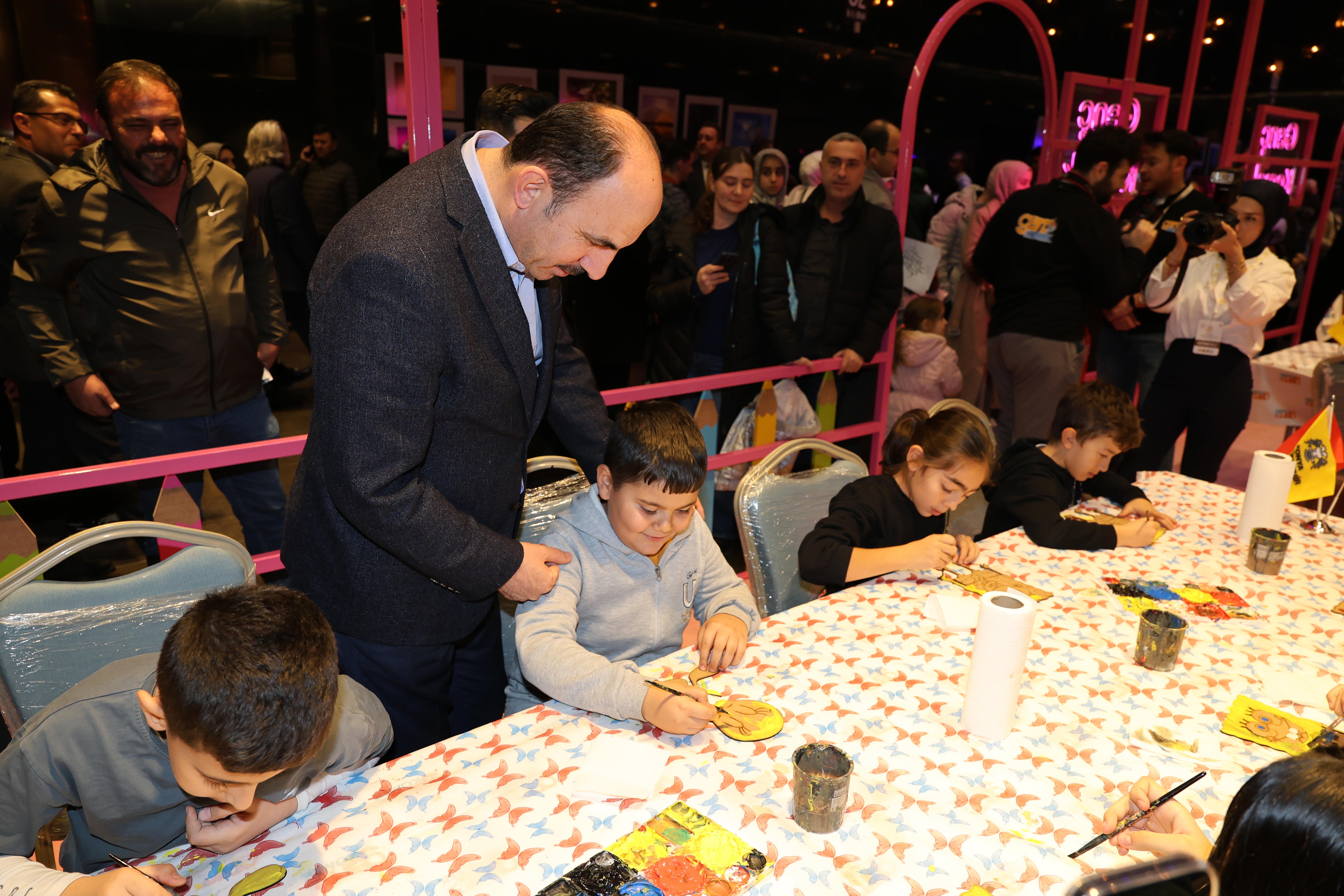 BAŞKAN ALTAY 17. ALTIN DOKUNUŞLAR FESTİVALİ’NDE ZİYARETÇİLERLE VE ÇOCUKLARLA BULUŞTU
