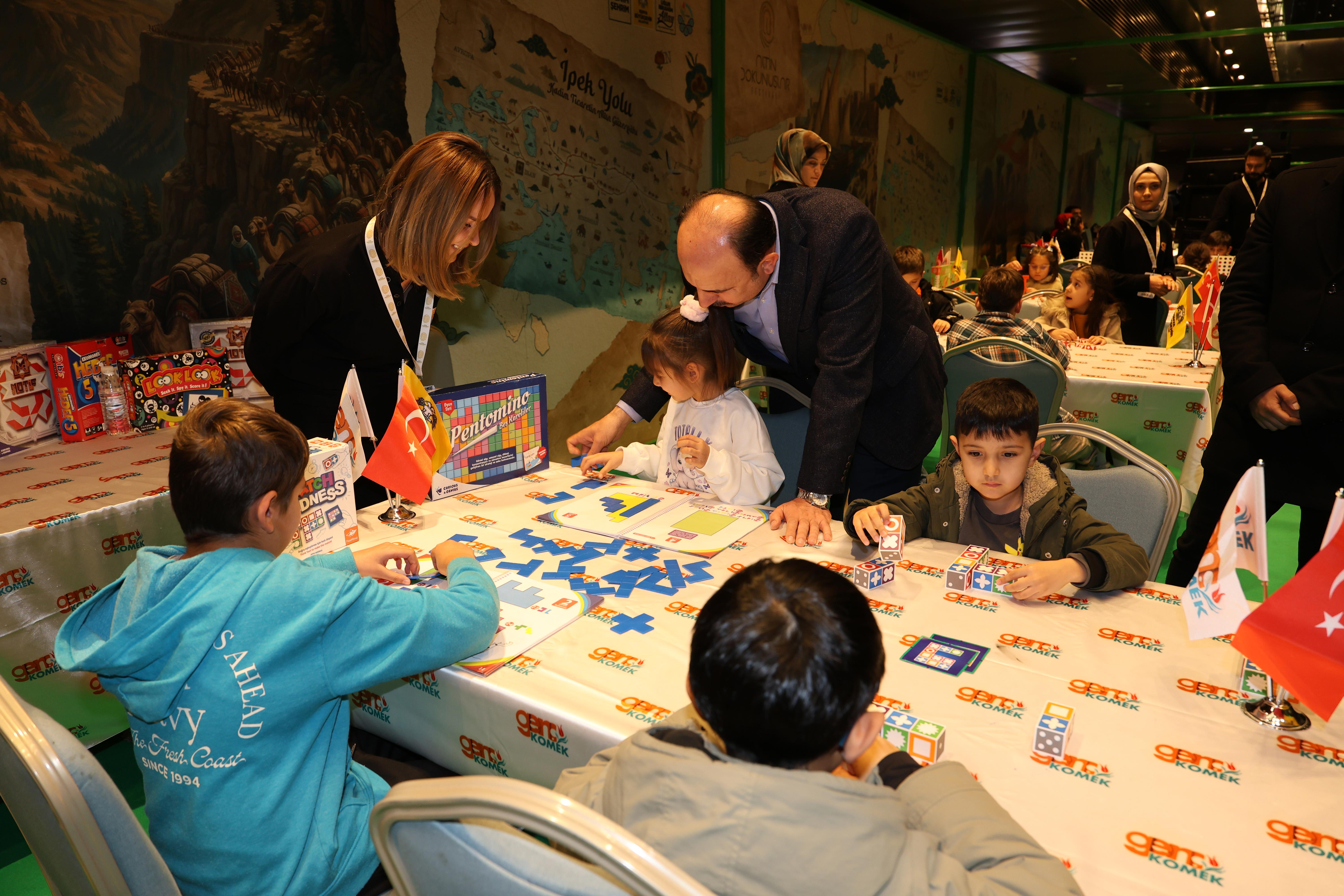 BAŞKAN ALTAY 17. ALTIN DOKUNUŞLAR FESTİVALİ’NDE ZİYARETÇİLERLE VE ÇOCUKLARLA BULUŞTU