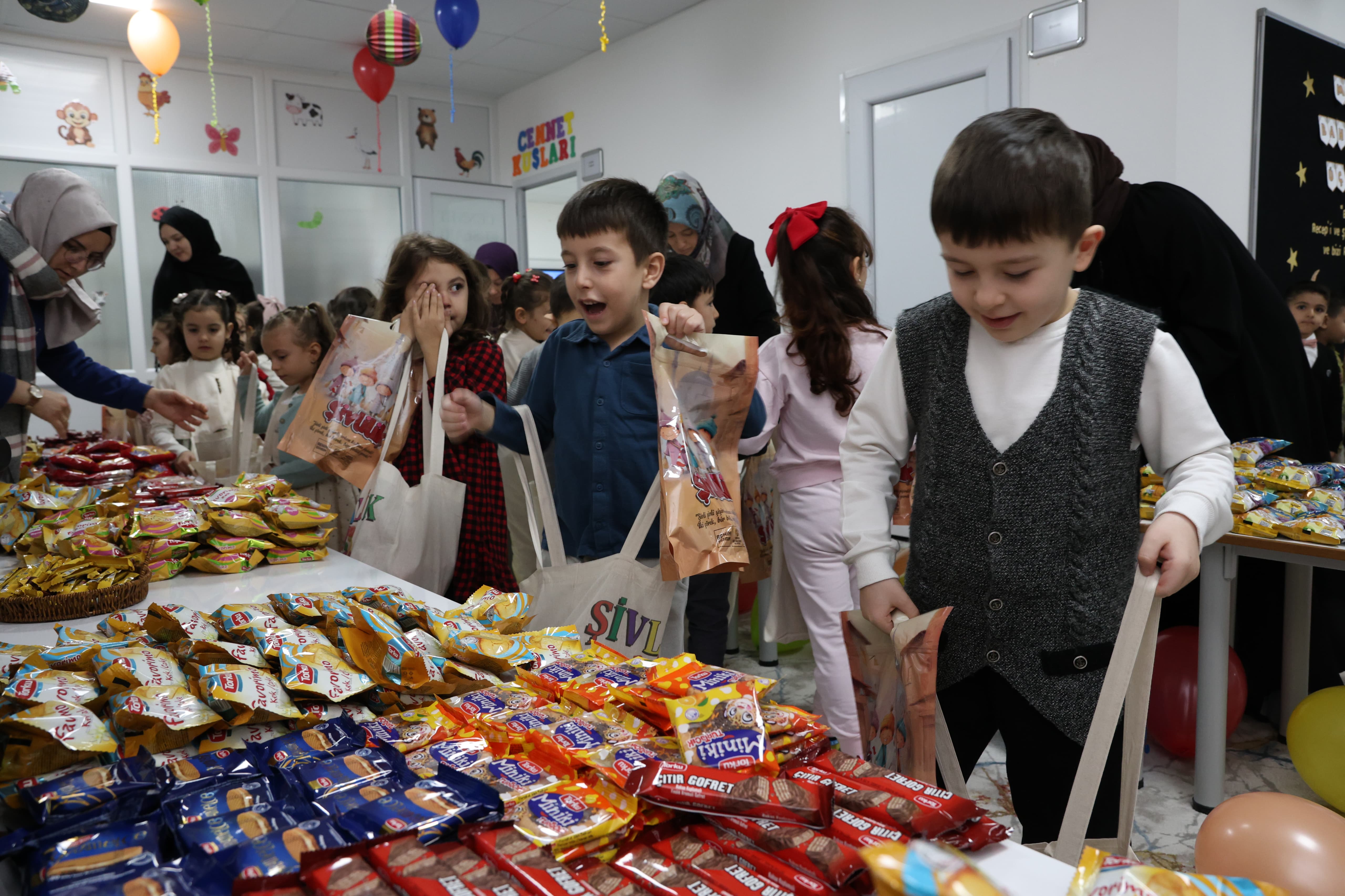 BAŞKAN ALTAY 31 İLÇEDEKİ 220 BİN ÇOCUĞA ŞİVLİLİK MUTLULUĞU YAŞATTI