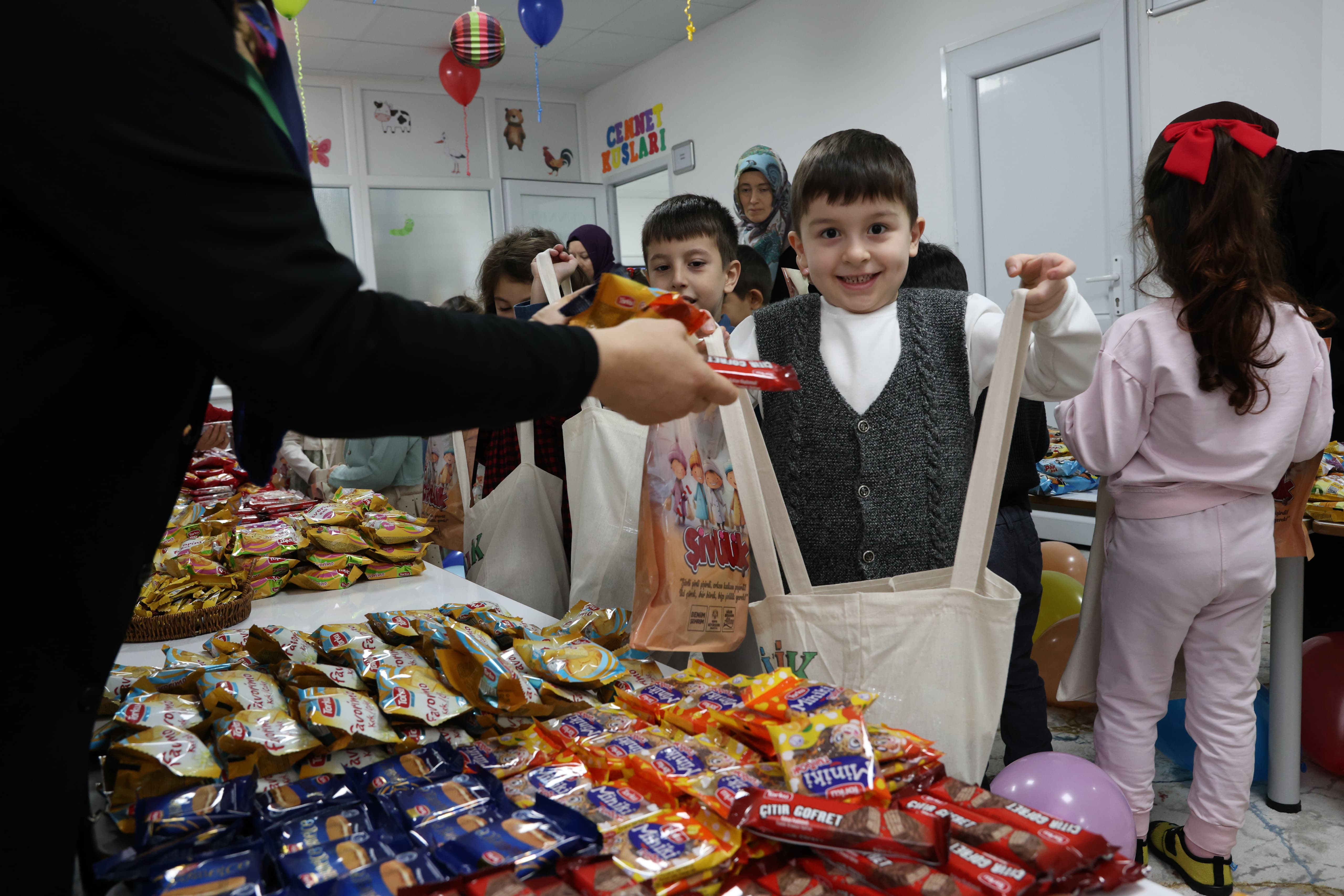 BAŞKAN ALTAY 31 İLÇEDEKİ 220 BİN ÇOCUĞA ŞİVLİLİK MUTLULUĞU YAŞATTI