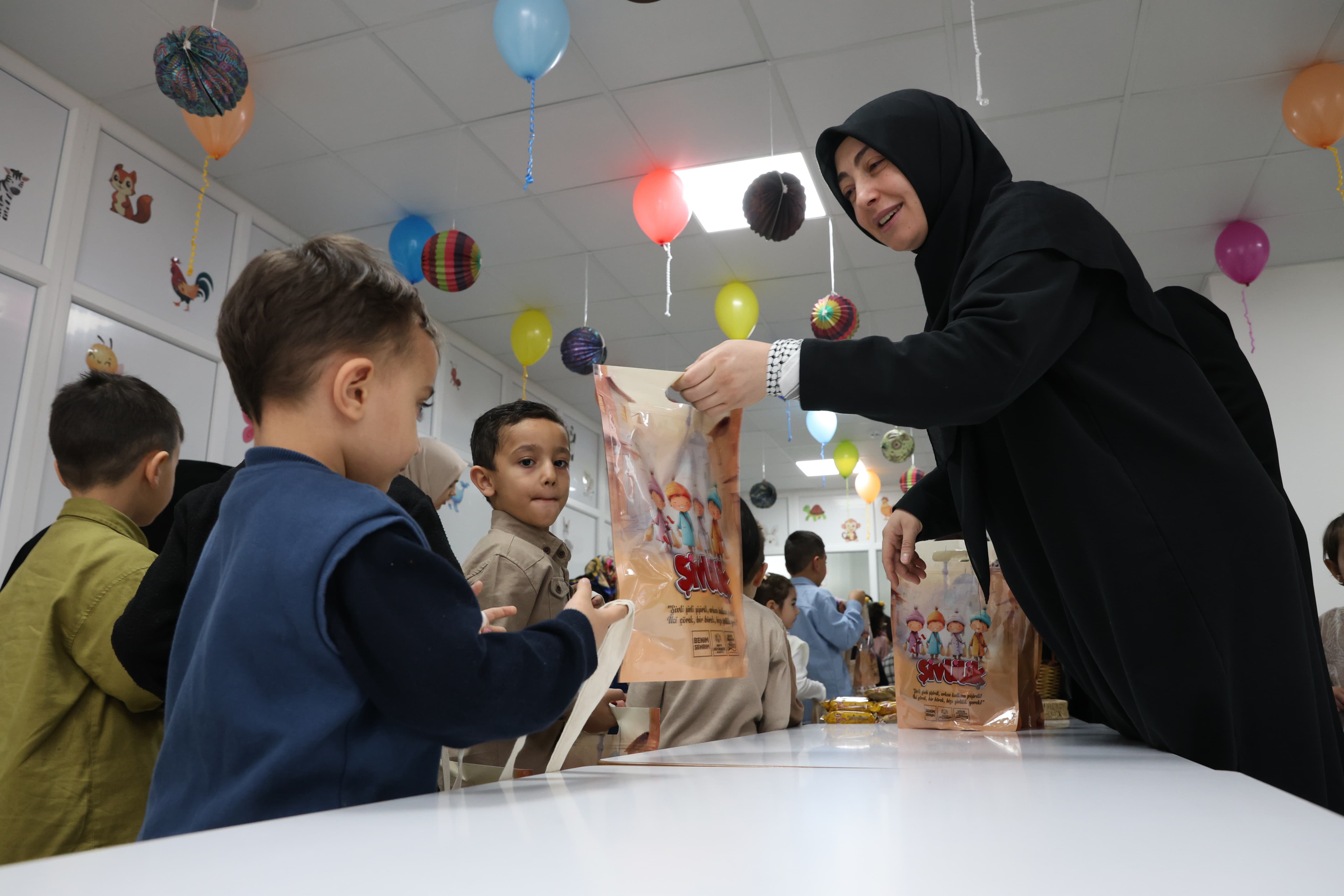 BAŞKAN ALTAY 31 İLÇEDEKİ 220 BİN ÇOCUĞA ŞİVLİLİK MUTLULUĞU YAŞATTI