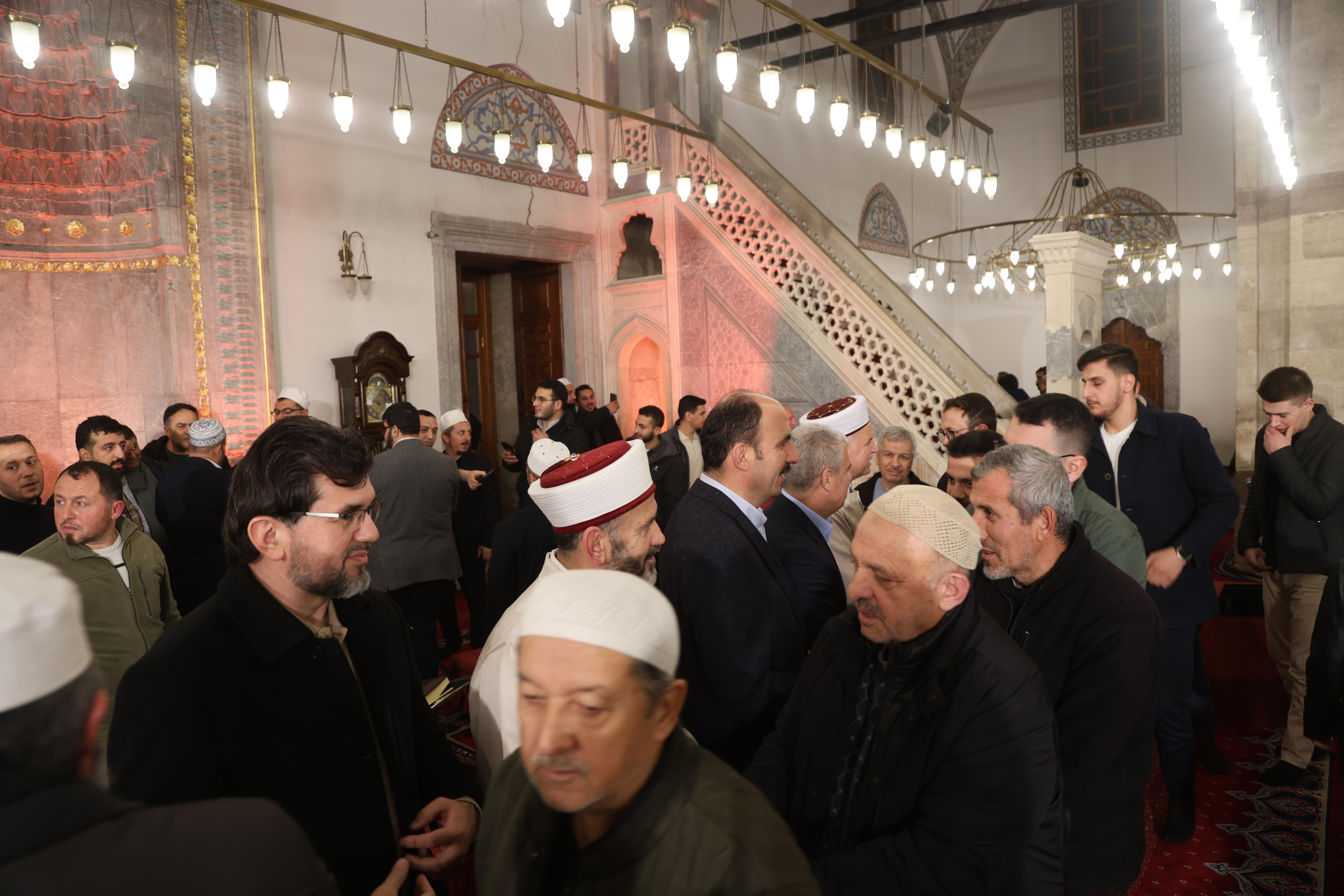 VALİ AKIN VE BAŞKAN ALTAY REGAİP KANDİLİNDE KONYALILARLA BULUŞTU