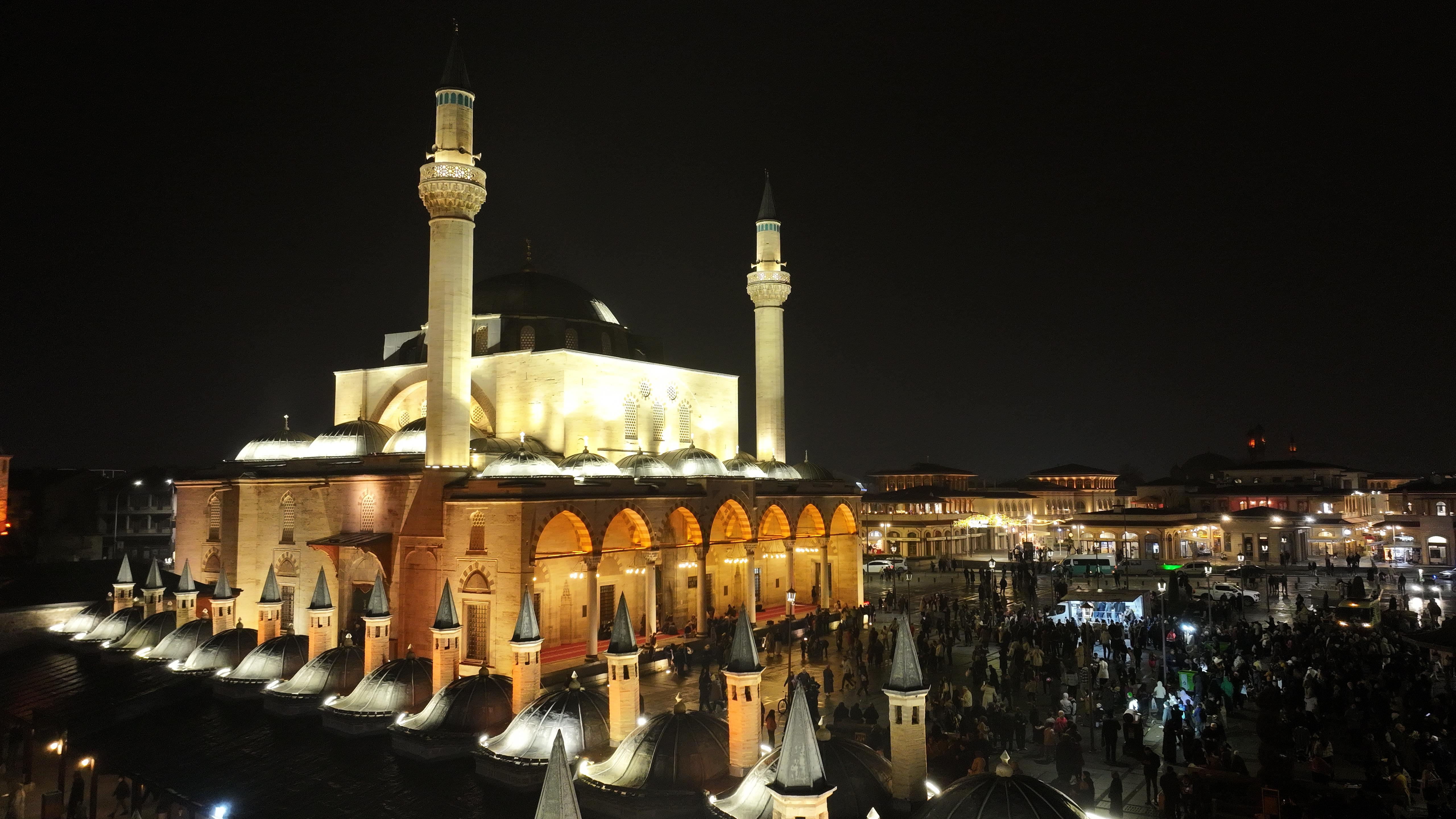 VALİ AKIN VE BAŞKAN ALTAY REGAİP KANDİLİNDE KONYALILARLA BULUŞTU