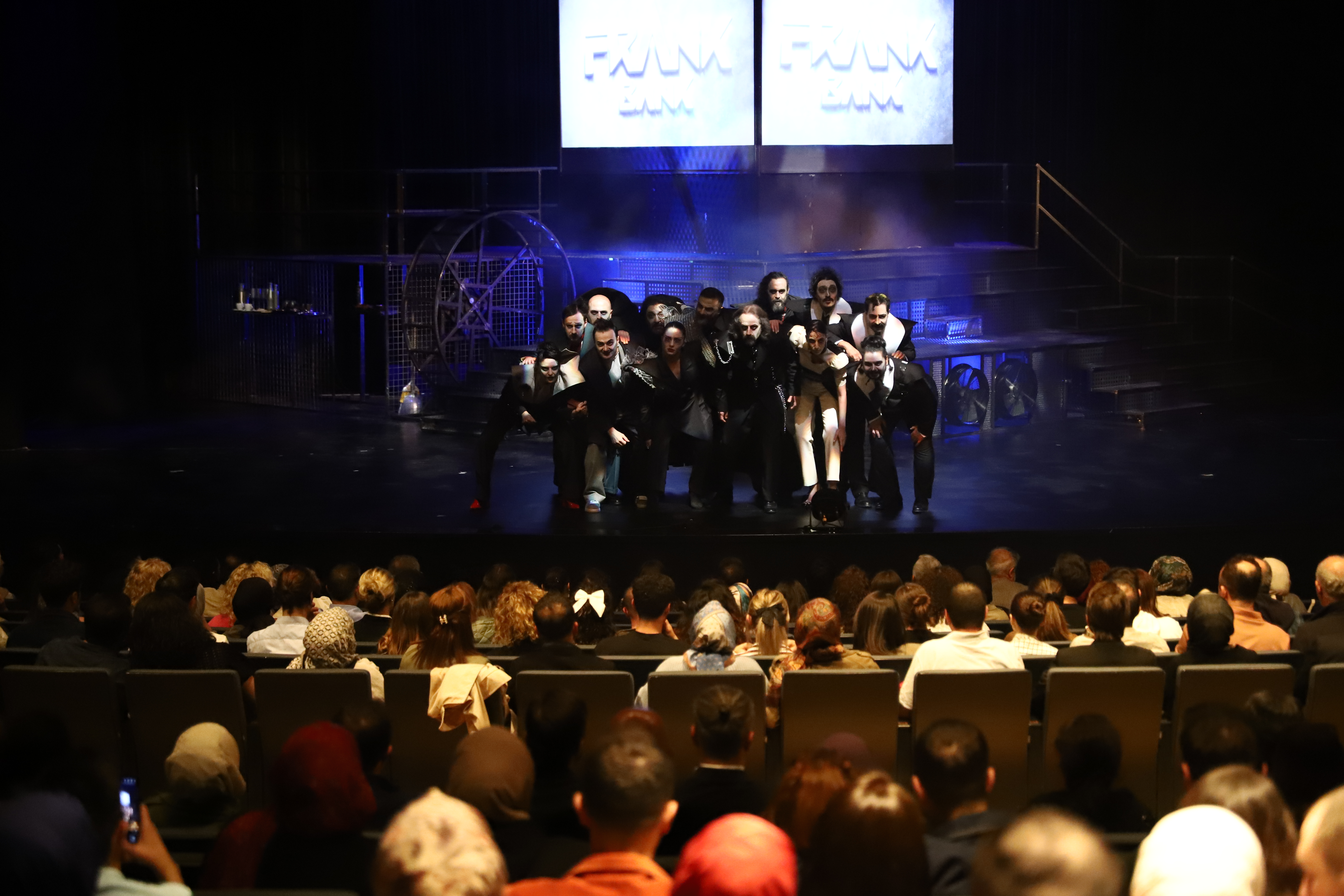 KONYA ŞEHİR TİYATROSU 2025’TE 43 BİN 126 SANATSEVERİ BİR ARAYA GETİRDİ