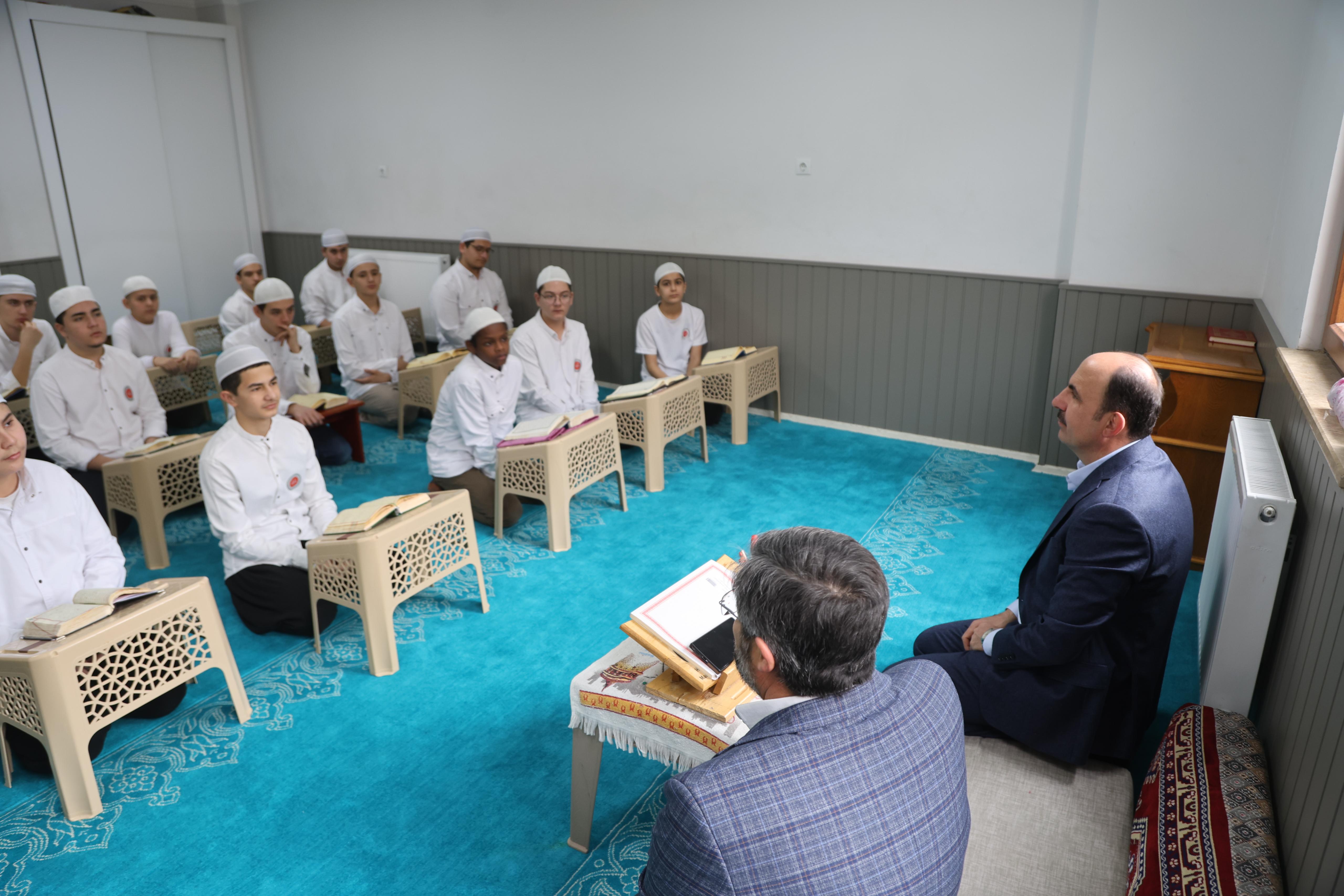 BAŞKAN ALTAY YILIN SON GÜNÜNDE HAFIZLIK ÖĞRENCİLERİYLE BİR ARAYA GELDİ