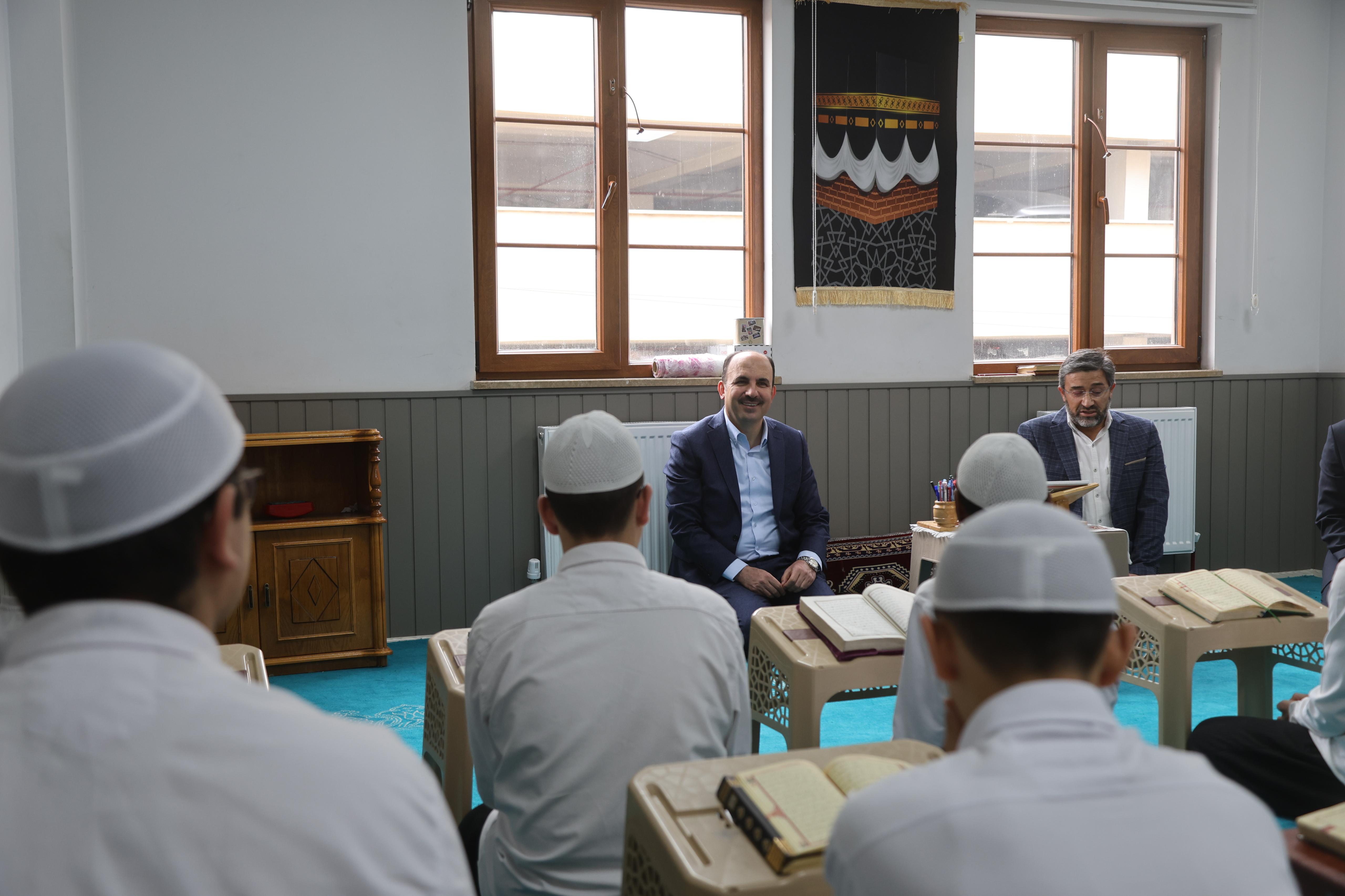 BAŞKAN ALTAY YILIN SON GÜNÜNDE HAFIZLIK ÖĞRENCİLERİYLE BİR ARAYA GELDİ