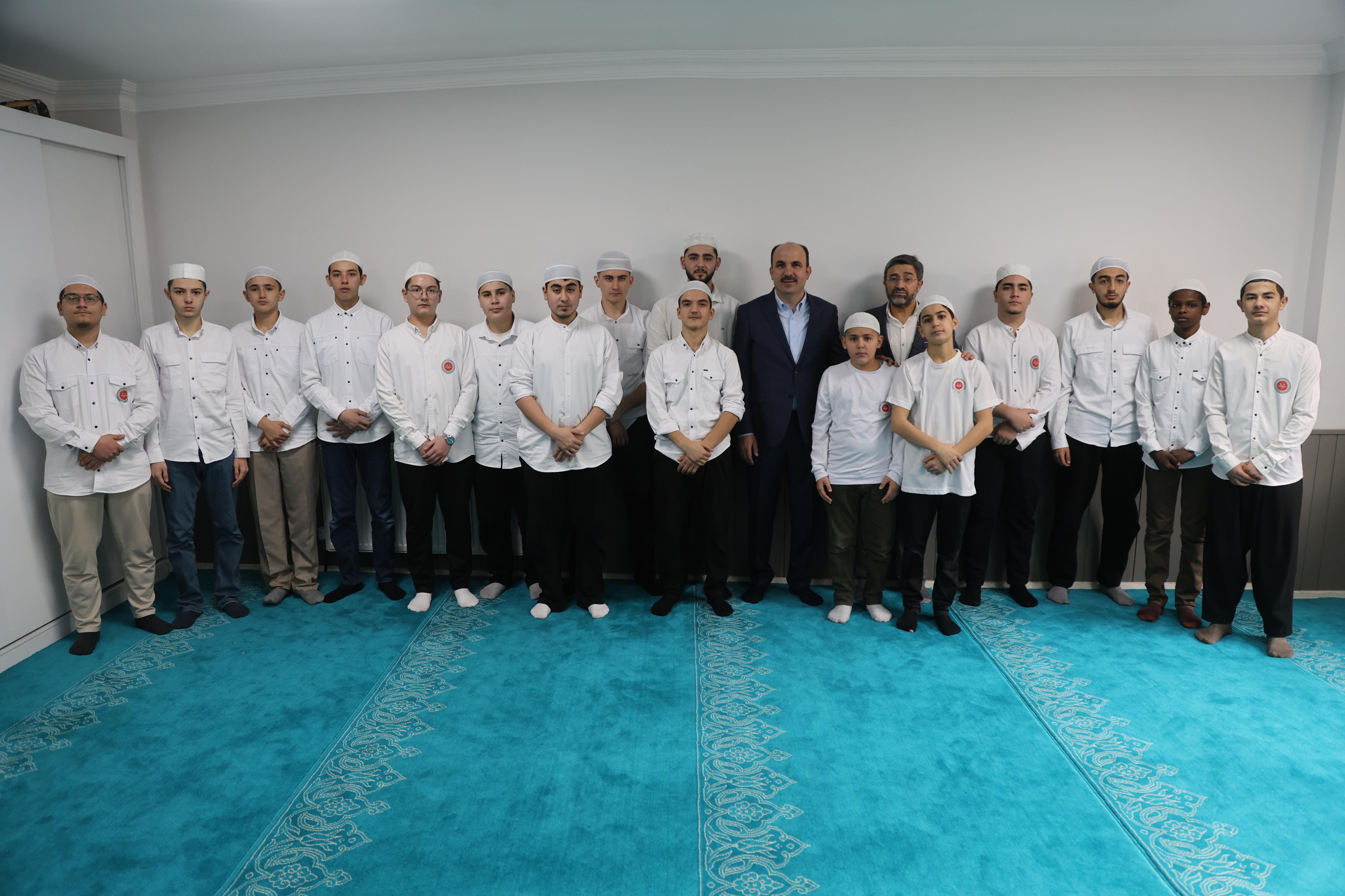 BAŞKAN ALTAY YILIN SON GÜNÜNDE HAFIZLIK ÖĞRENCİLERİYLE BİR ARAYA GELDİ