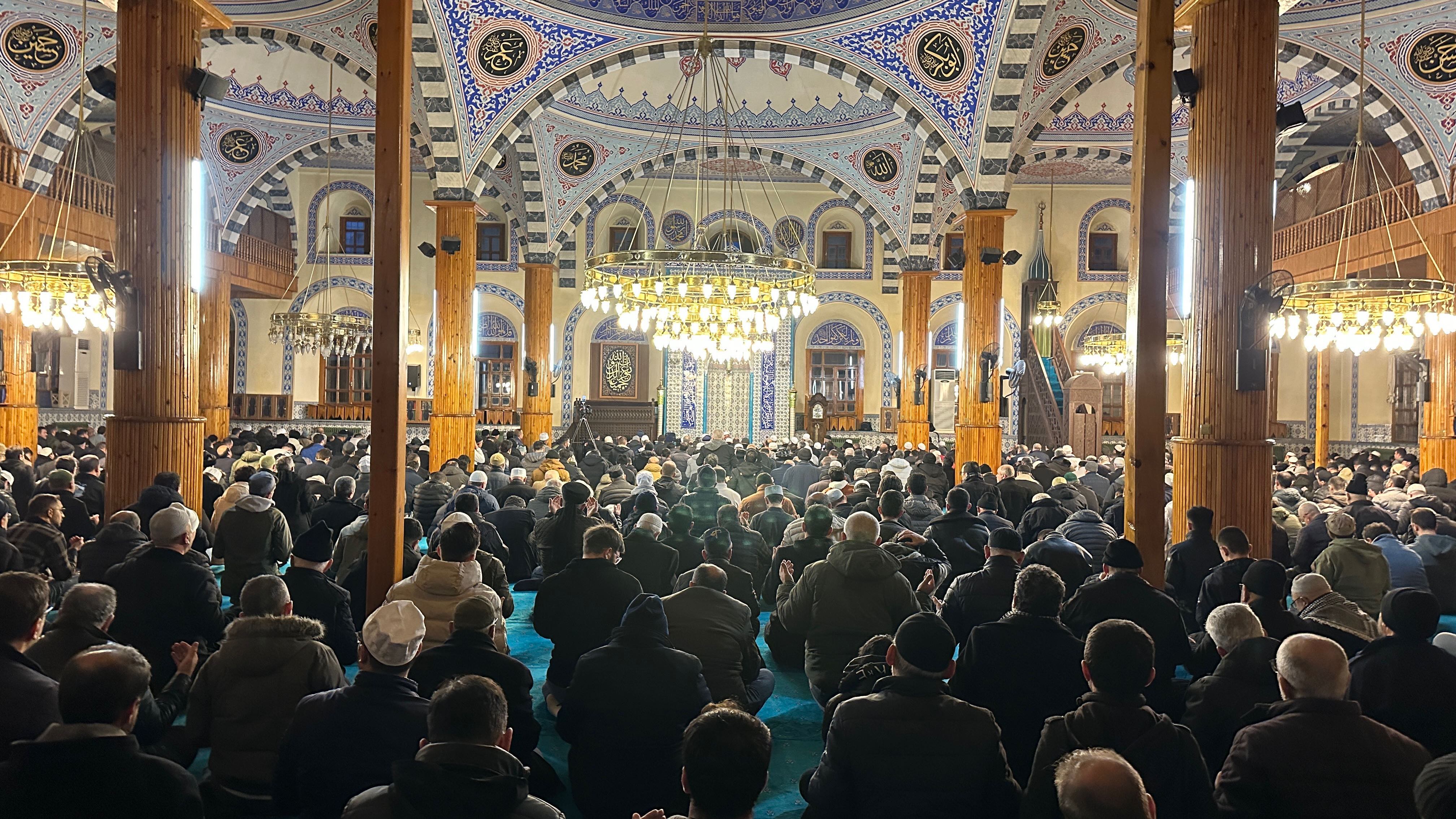 BAŞKAN ALTAY, FİLİSTİN’E DESTEK İÇİN YENİ YILIN İLK SABAH NAMAZINDA KONYALILARLA BULUŞTU