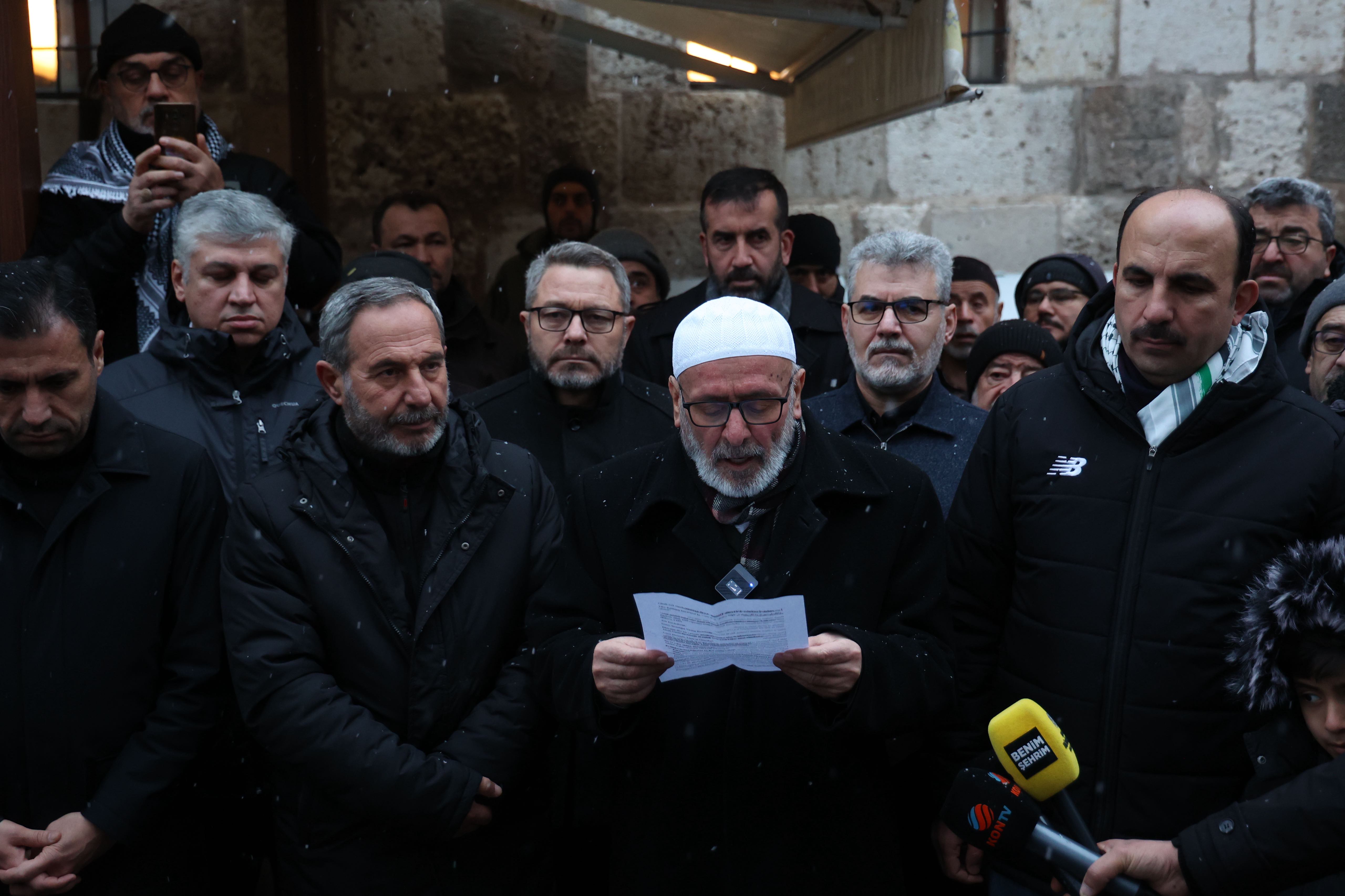 BAŞKAN ALTAY, FİLİSTİN’E DESTEK İÇİN YENİ YILIN İLK SABAH NAMAZINDA KONYALILARLA BULUŞTU