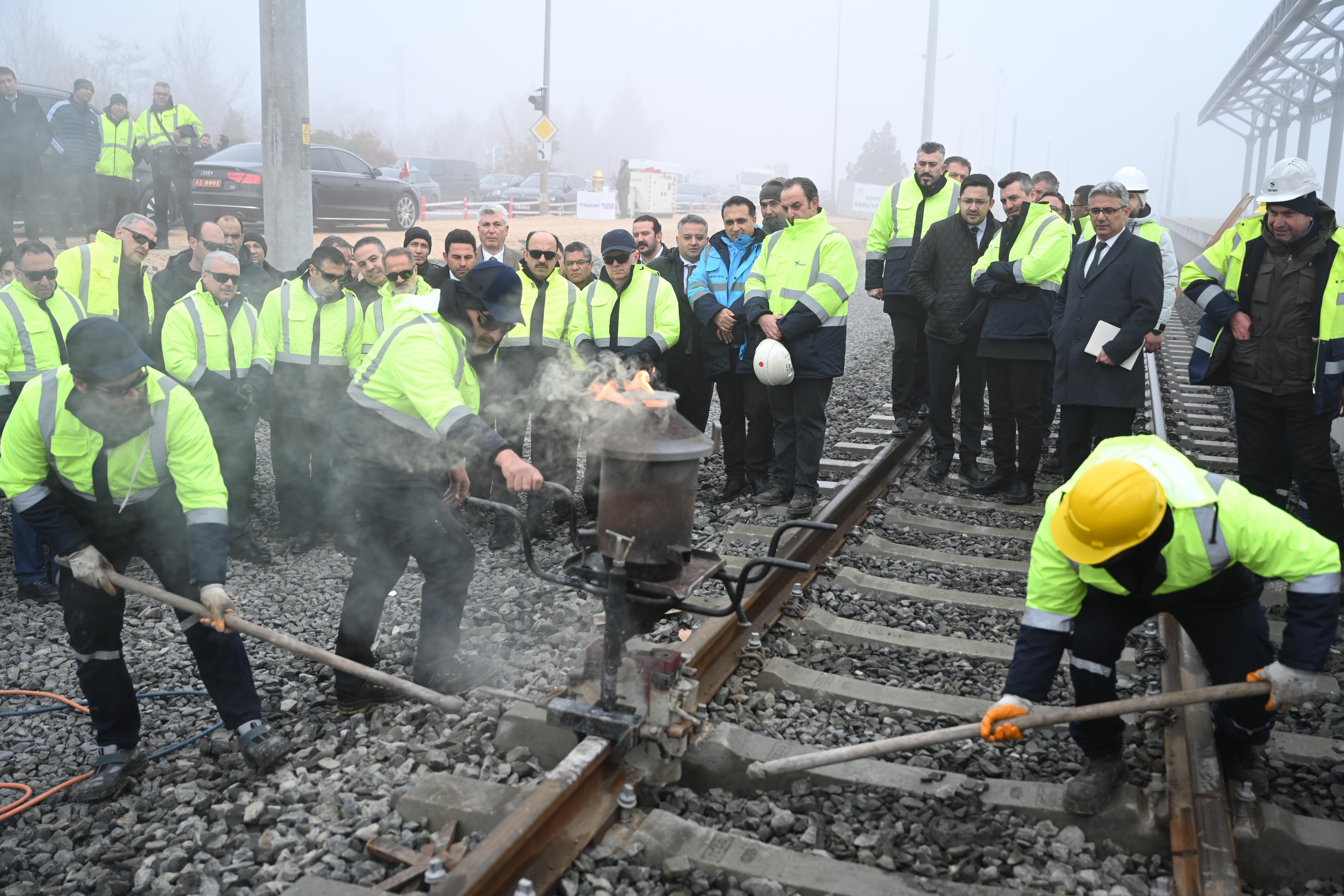 KONYARAY BANLİYÖ HATTI’NDA RAY BİRLEŞTİRME KAYNAK PROGRAMI YAPILDI
