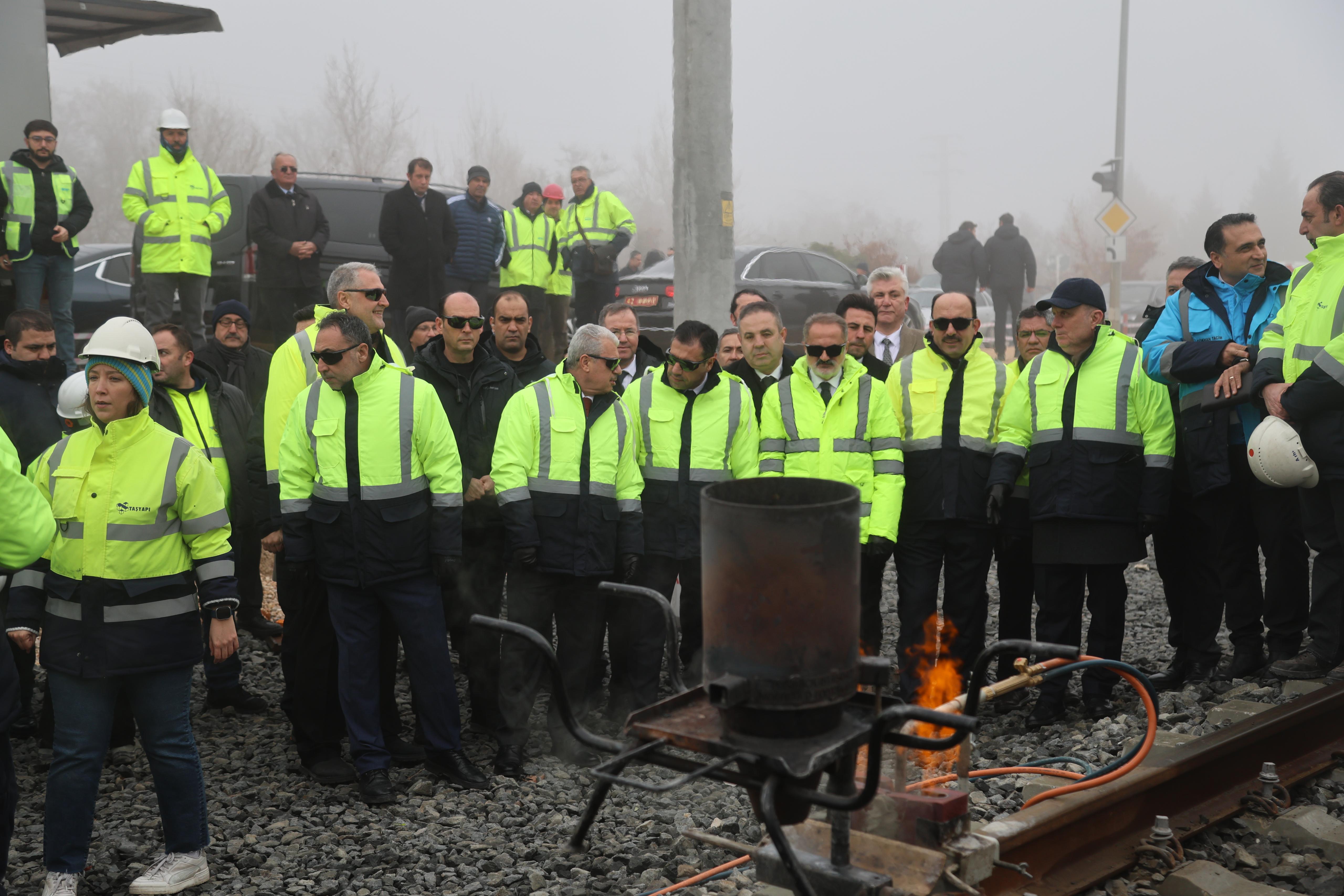 KONYARAY BANLİYÖ HATTI’NDA RAY BİRLEŞTİRME KAYNAK PROGRAMI YAPILDI