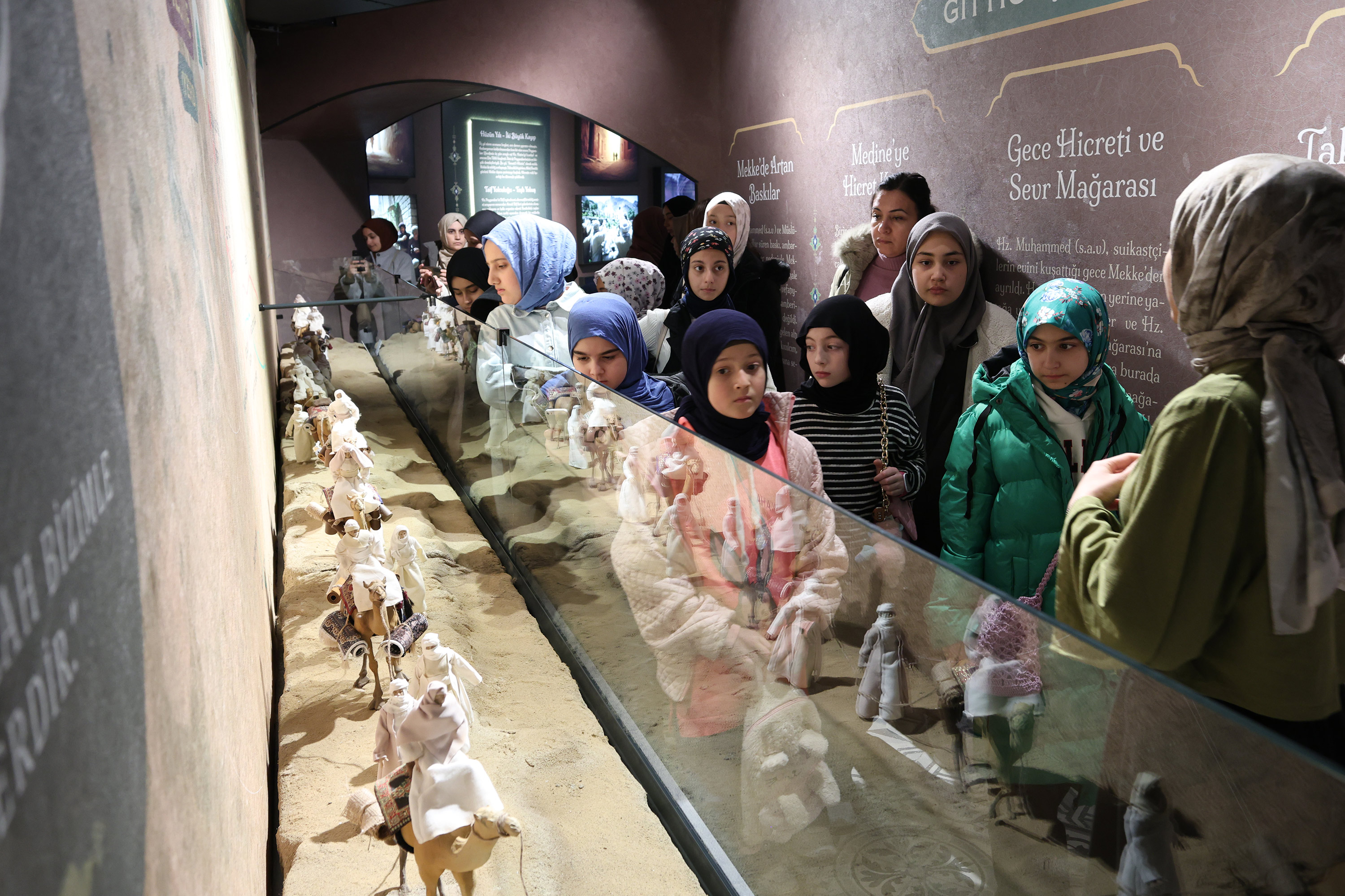 BÜYÜKŞEHİR TAŞ BİNA’DAKİ SİYER SERGİSİ KONYALILARDAN YOĞUN İLGİ GÖRÜYOR